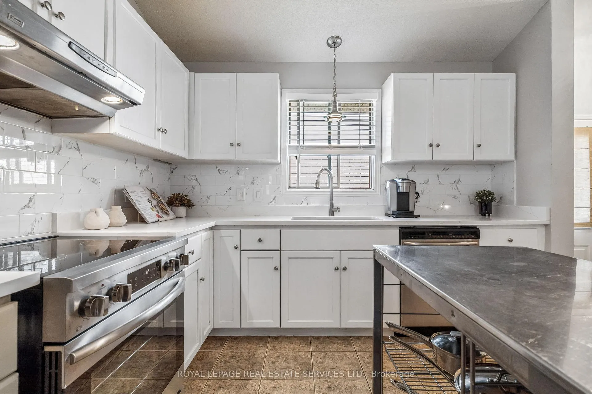 Photo 12 of 39 Liam Drive, Hamilton, Ancaster — HOMEH