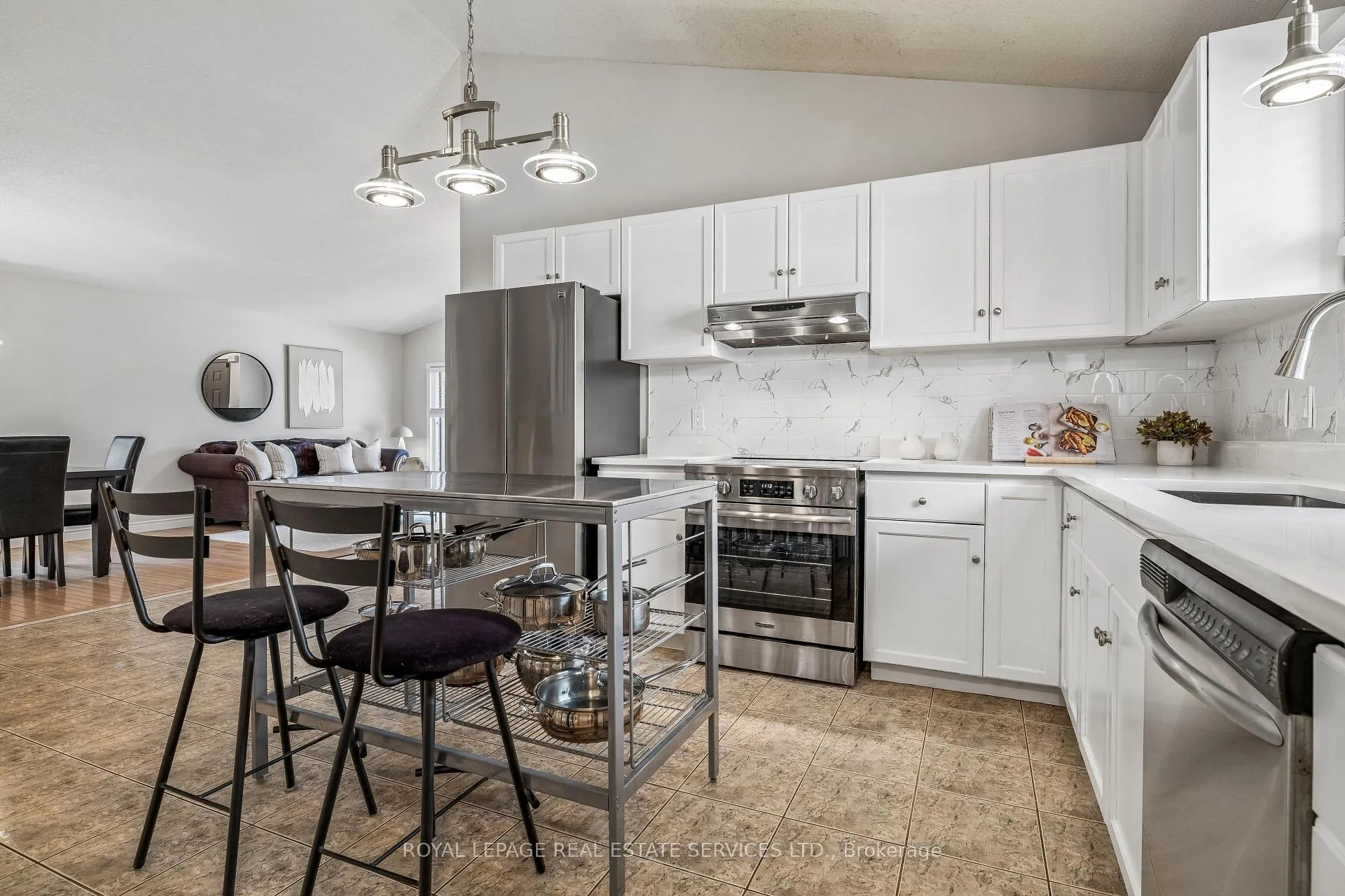 Photo 13 of 39 Liam Drive, Hamilton, Ancaster — HOMEH