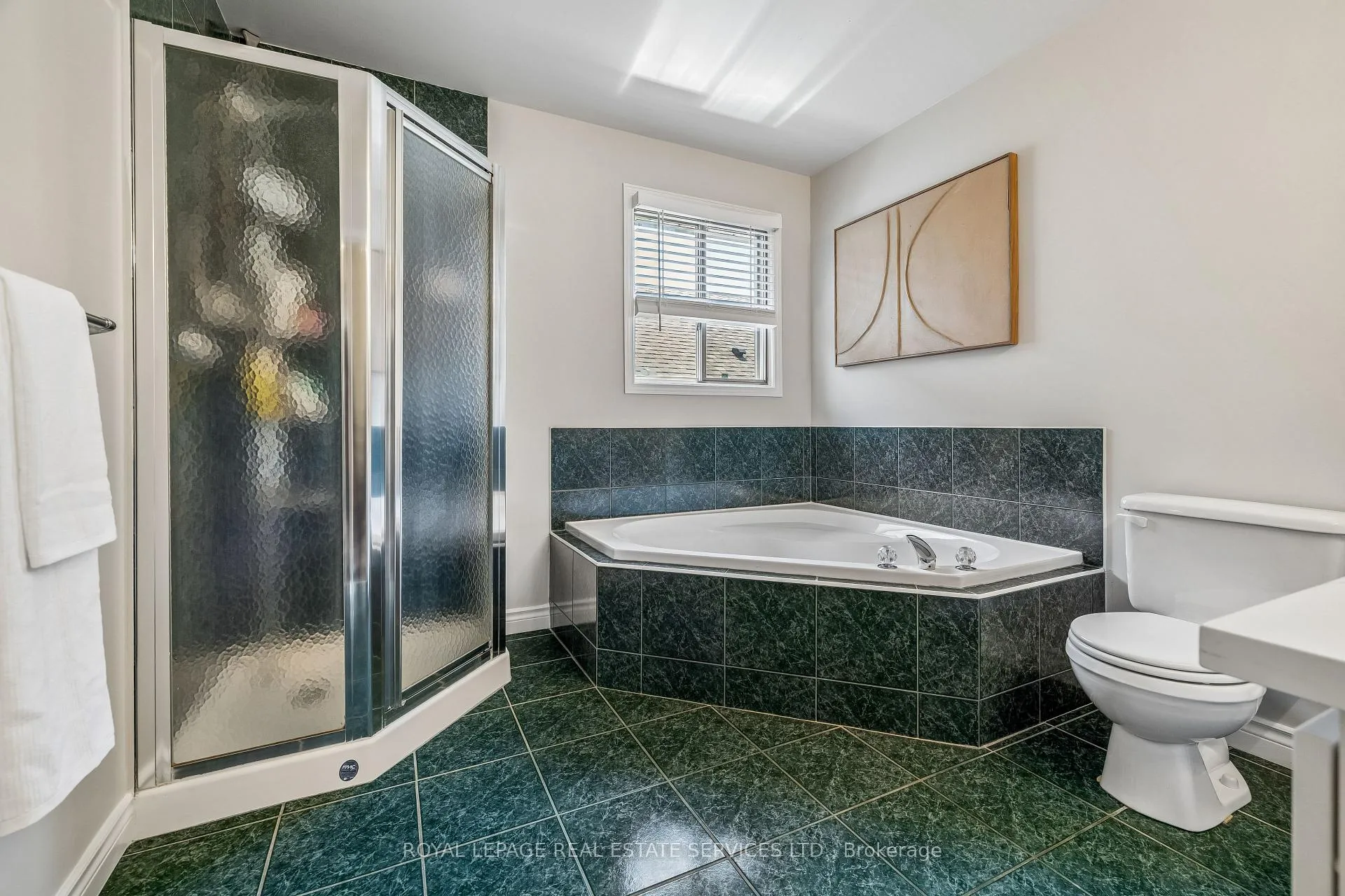 Photo 17 of 39 Liam Drive, Hamilton, Ancaster — HOMEH