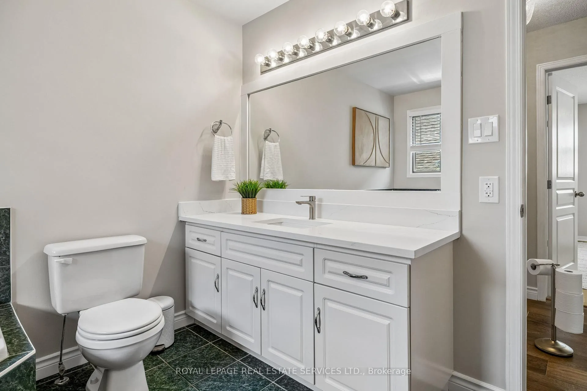 Photo 18 of 39 Liam Drive, Hamilton, Ancaster — HOMEH