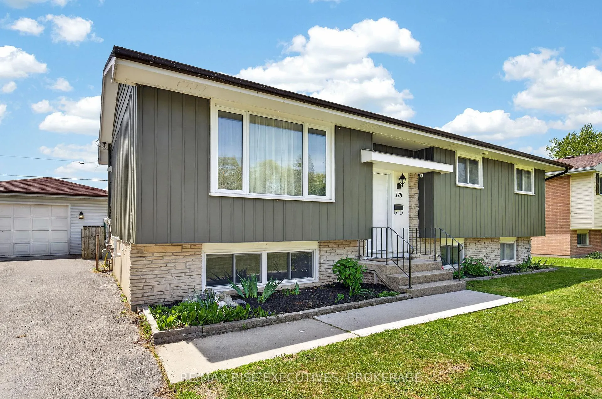 Photo 3 of 178 Amherst Drive, Loyalist, Amherstview — HOMEH