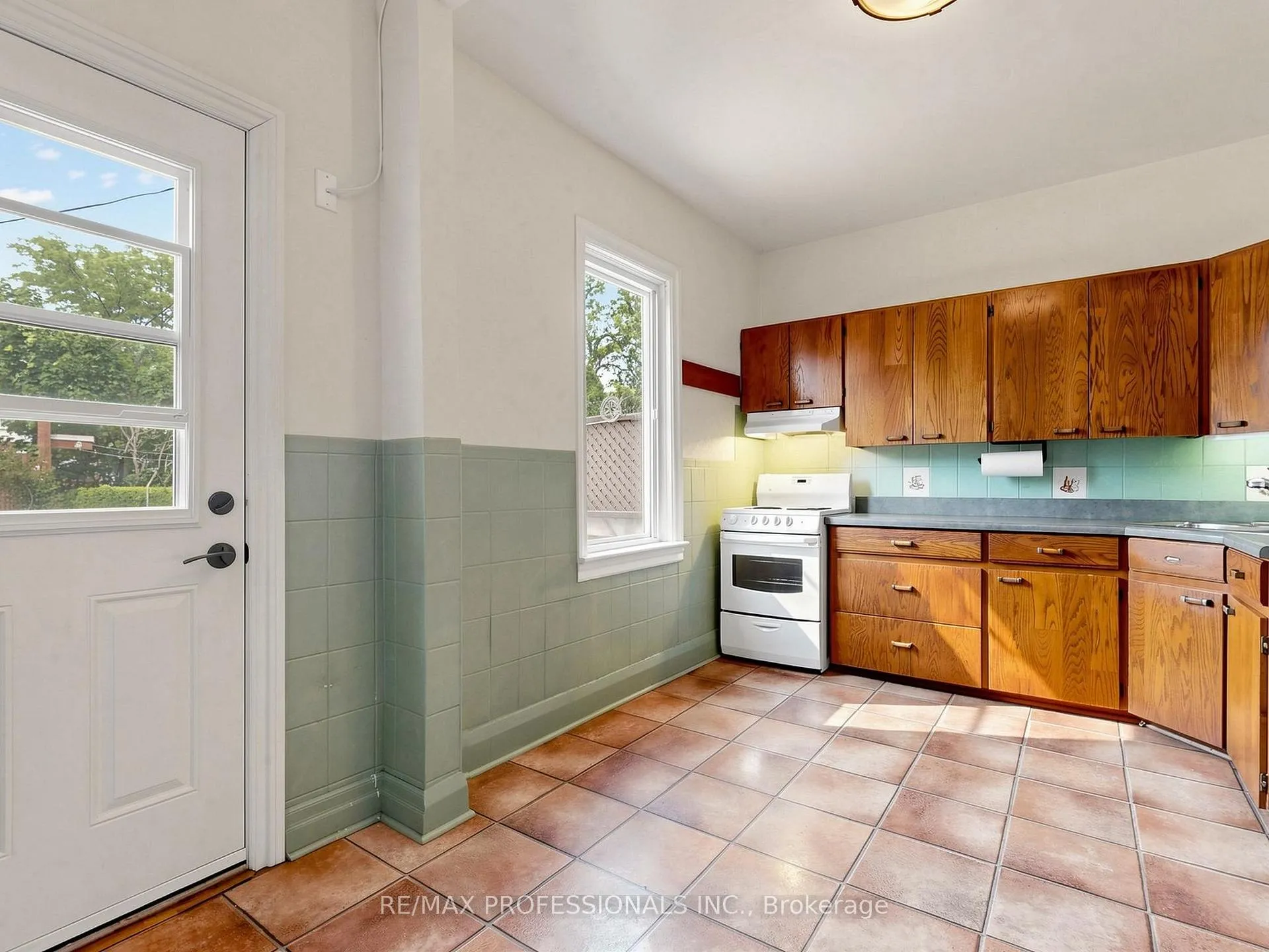 Photo 13 of 14 Bradley Avenue, Toronto, Runnymede-Bloor West Village — HOMEH