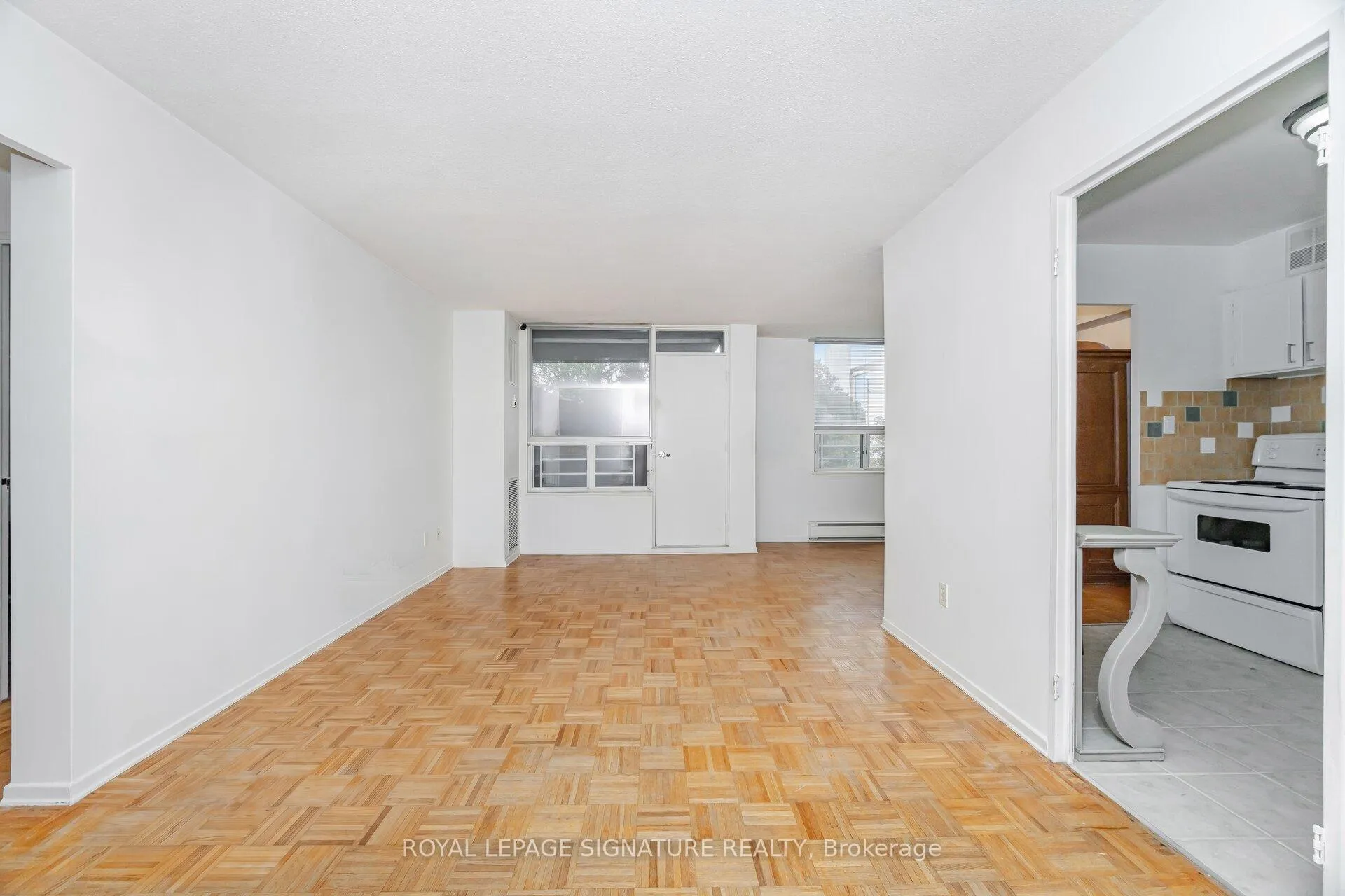 Photo 5 of Unit 303, 10 Edgecliff Golfway, Toronto, Flemingdon Park — HOMEH