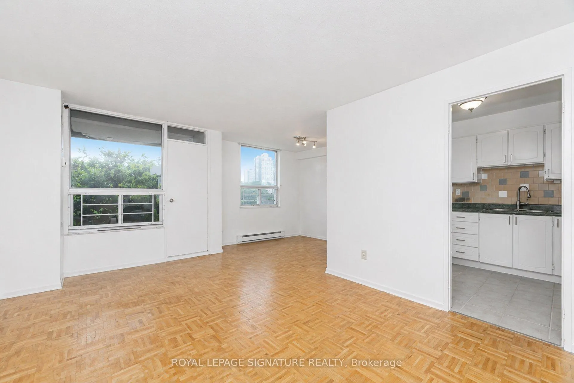 Photo 6 of Unit 303, 10 Edgecliff Golfway, Toronto, Flemingdon Park — HOMEH