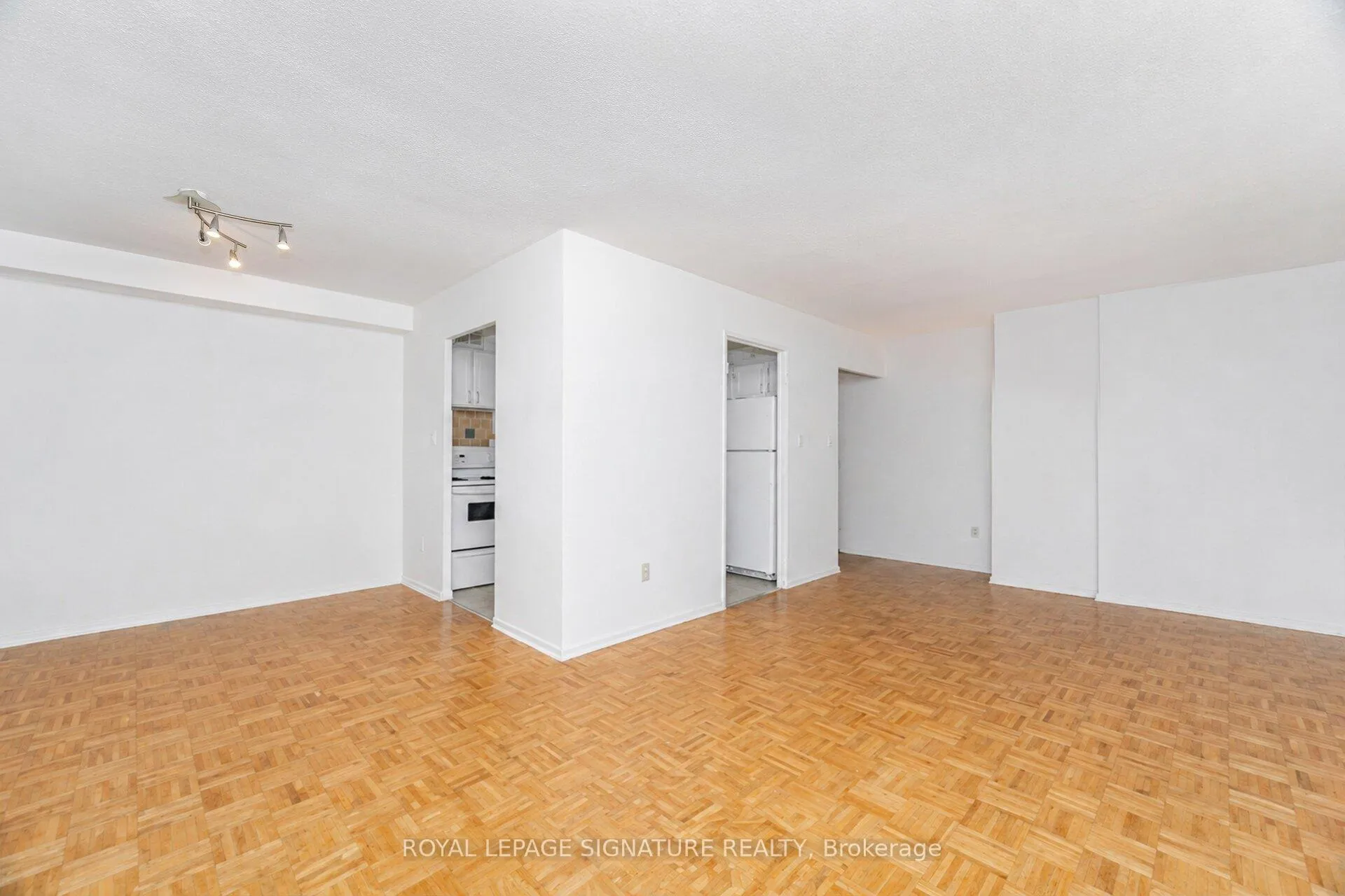 Photo 8 of Unit 303, 10 Edgecliff Golfway, Toronto, Flemingdon Park — HOMEH
