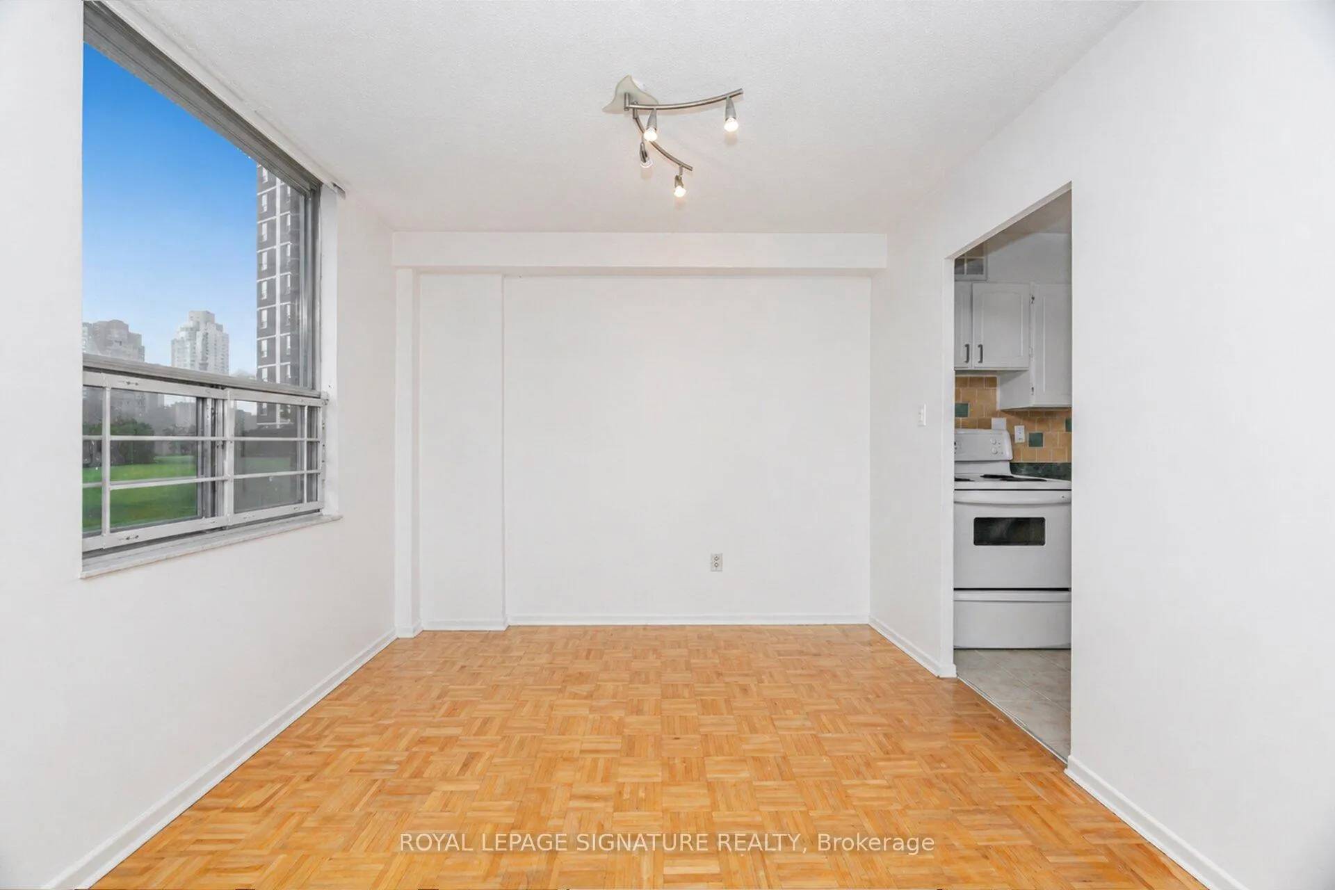 Photo 9 of Unit 303, 10 Edgecliff Golfway, Toronto, Flemingdon Park — HOMEH