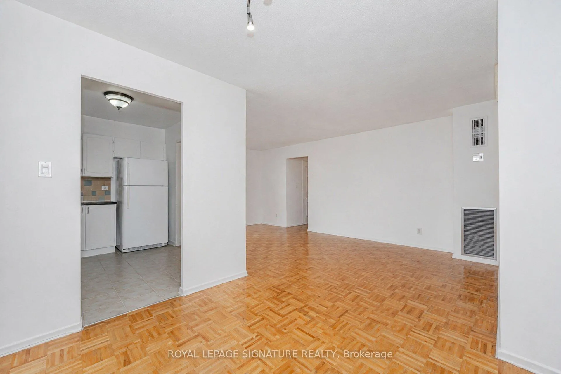 Photo 10 of Unit 303, 10 Edgecliff Golfway, Toronto, Flemingdon Park — HOMEH