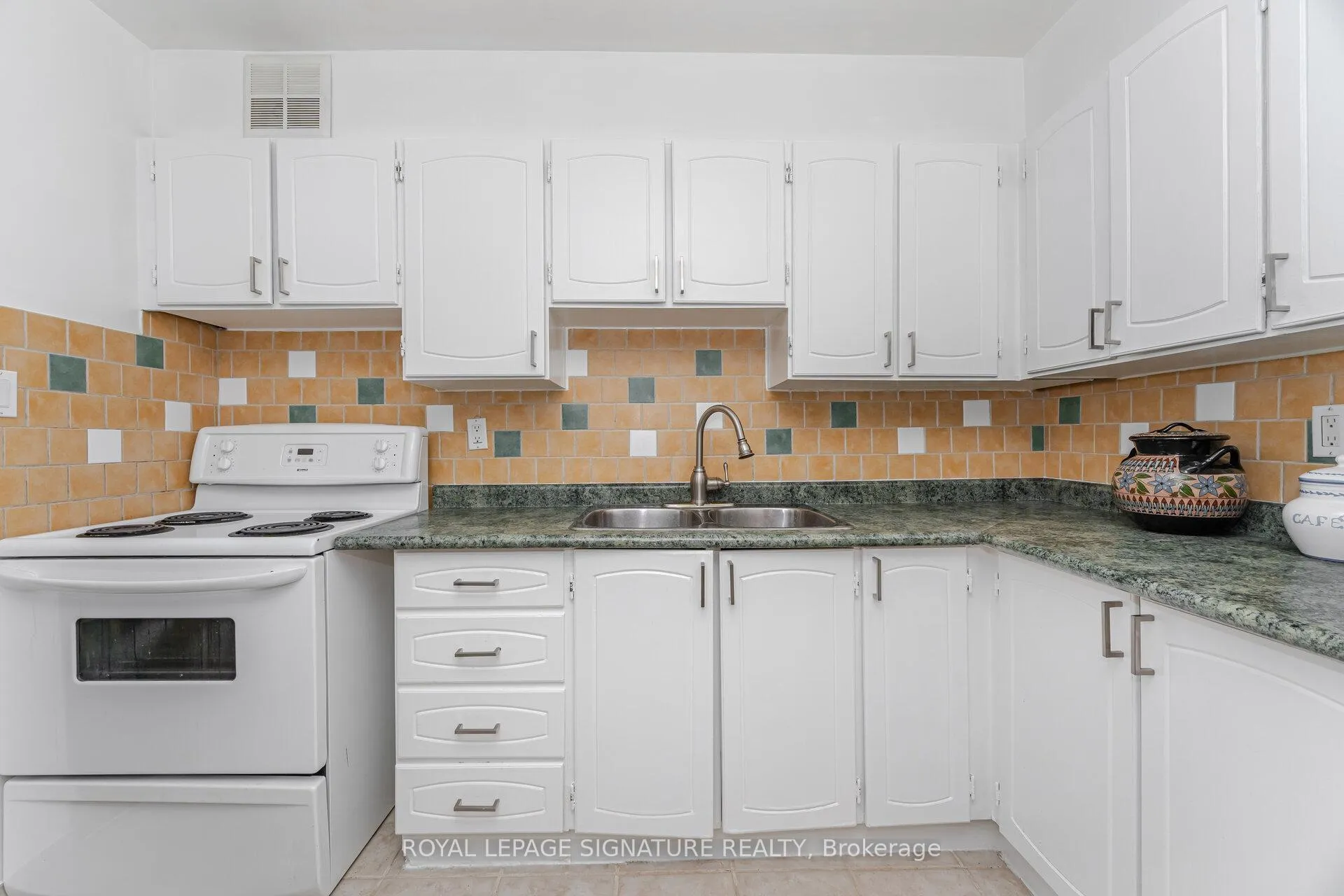 Photo 12 of Unit 303, 10 Edgecliff Golfway, Toronto, Flemingdon Park — HOMEH