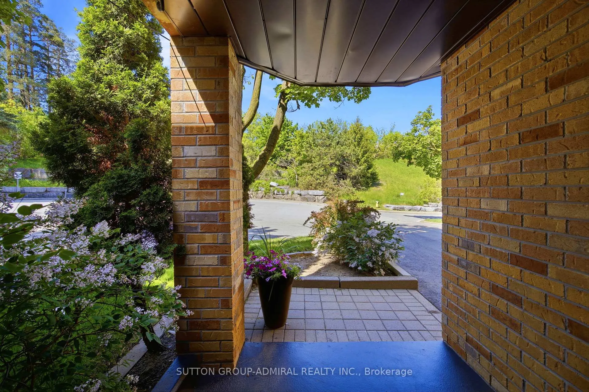 Photo 2 of 37 Old Firehall Lane, Vaughan, West Woodbridge — HOMEH