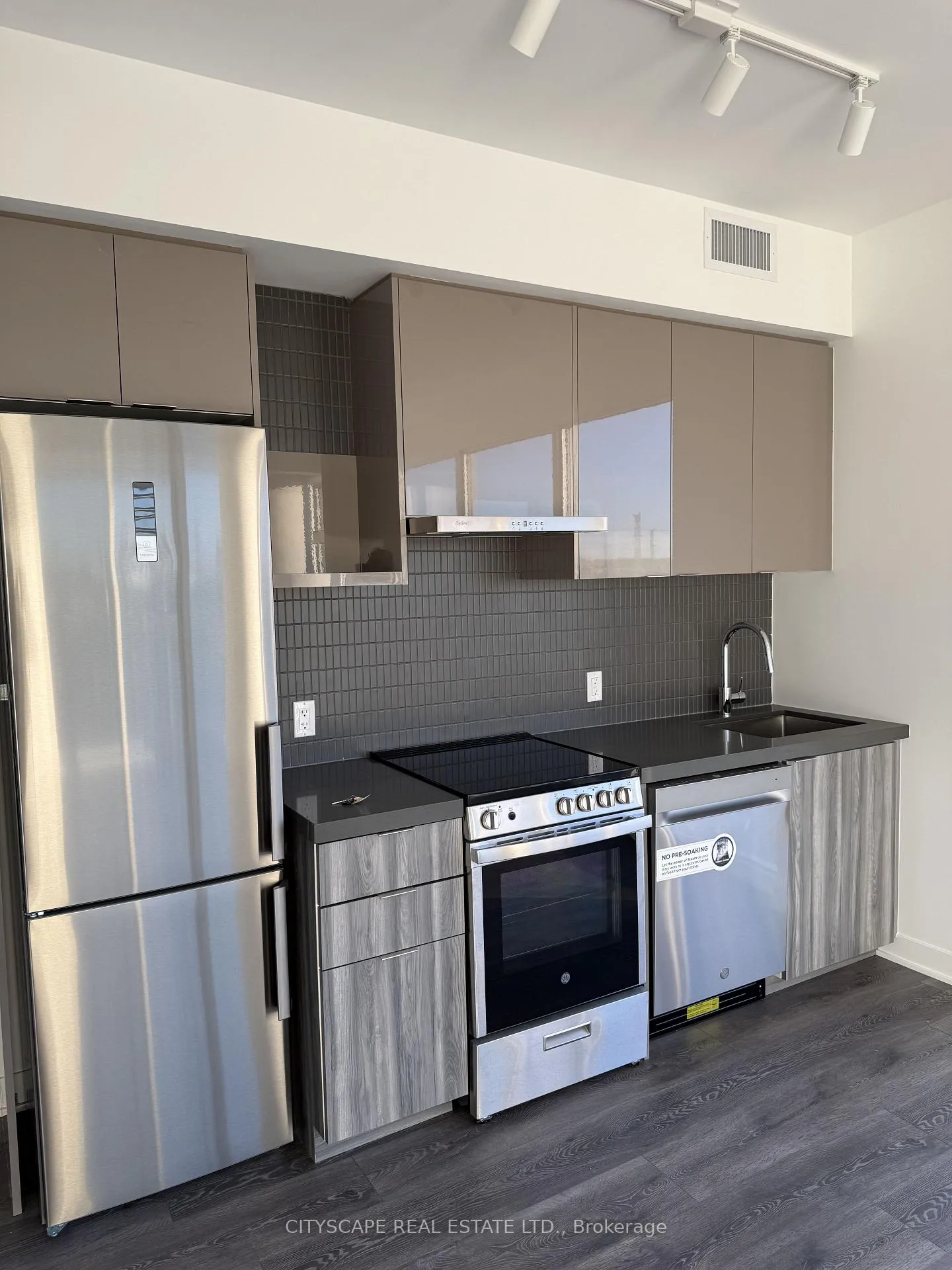 Photo 2 of Unit 820, 6 Flavelle Trail, Vaughan, Steeles West Industrial — HOMEH