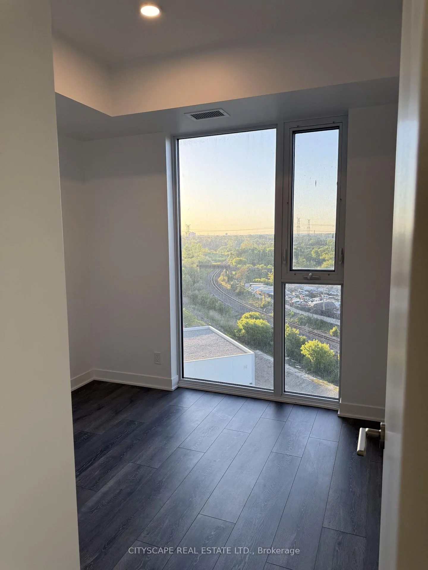 Photo 11 of Unit 820, 6 Flavelle Trail, Vaughan, Steeles West Industrial — HOMEH