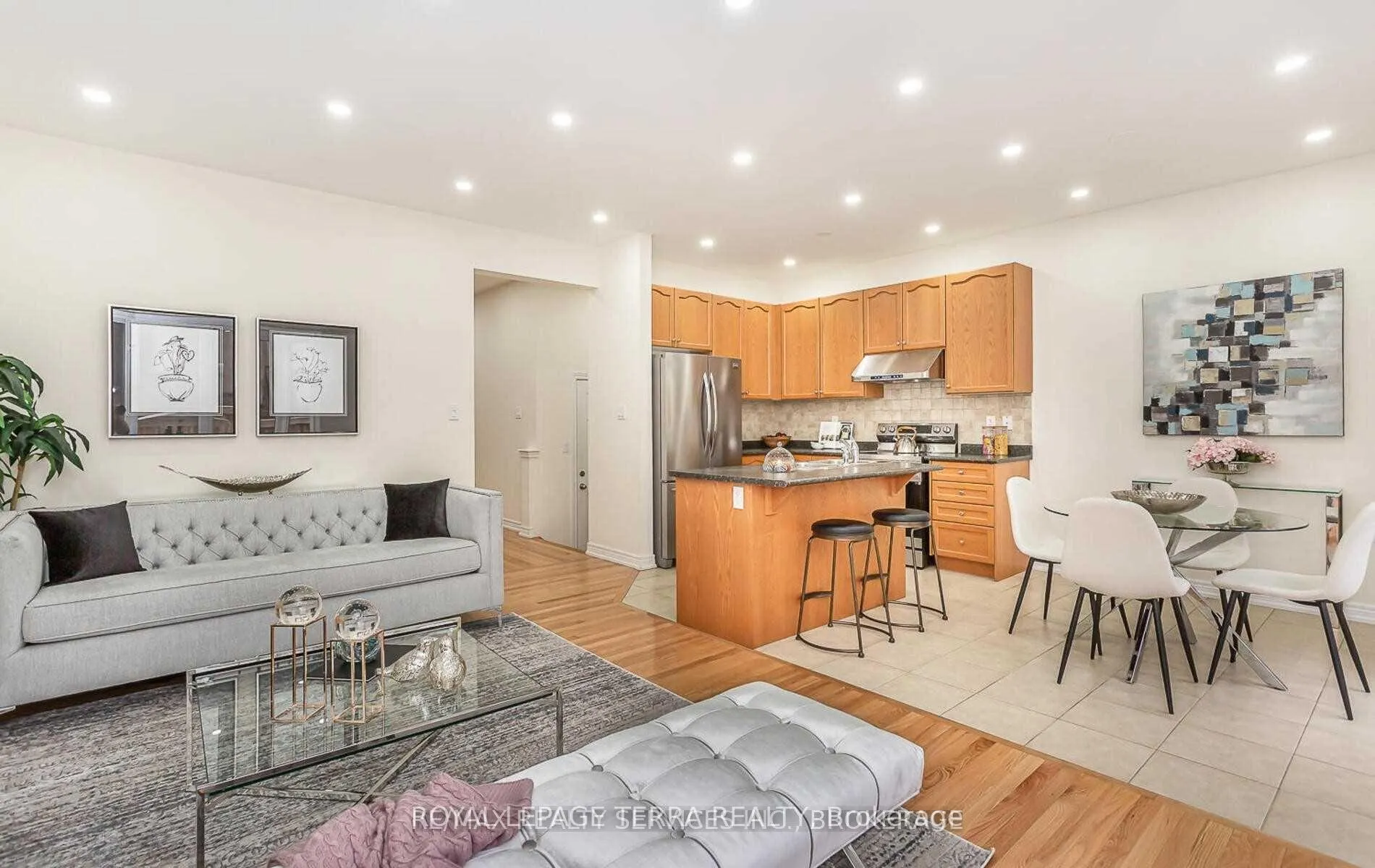 Photo 4 of 9 Chesterwood Crescent, Brampton, Credit Valley — HOMEH