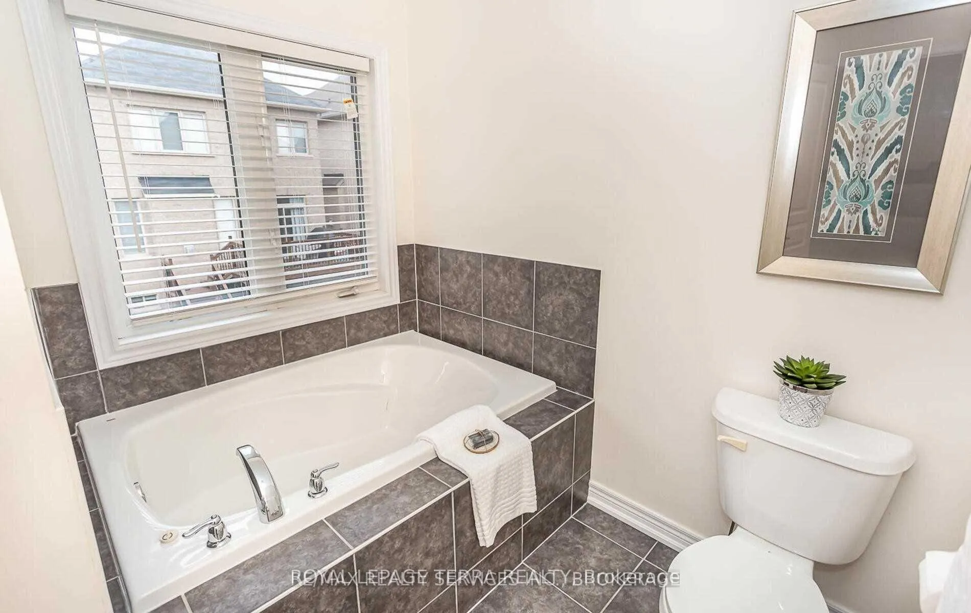 Photo 11 of 9 Chesterwood Crescent, Brampton, Credit Valley — HOMEH