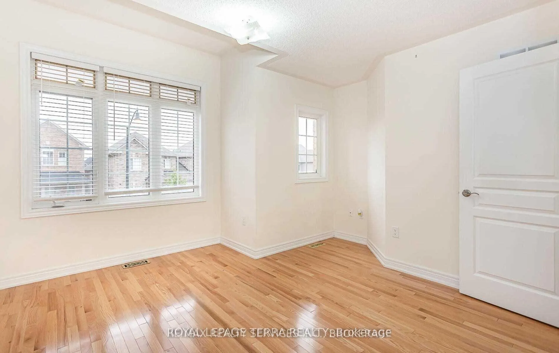 Photo 13 of 9 Chesterwood Crescent, Brampton, Credit Valley — HOMEH