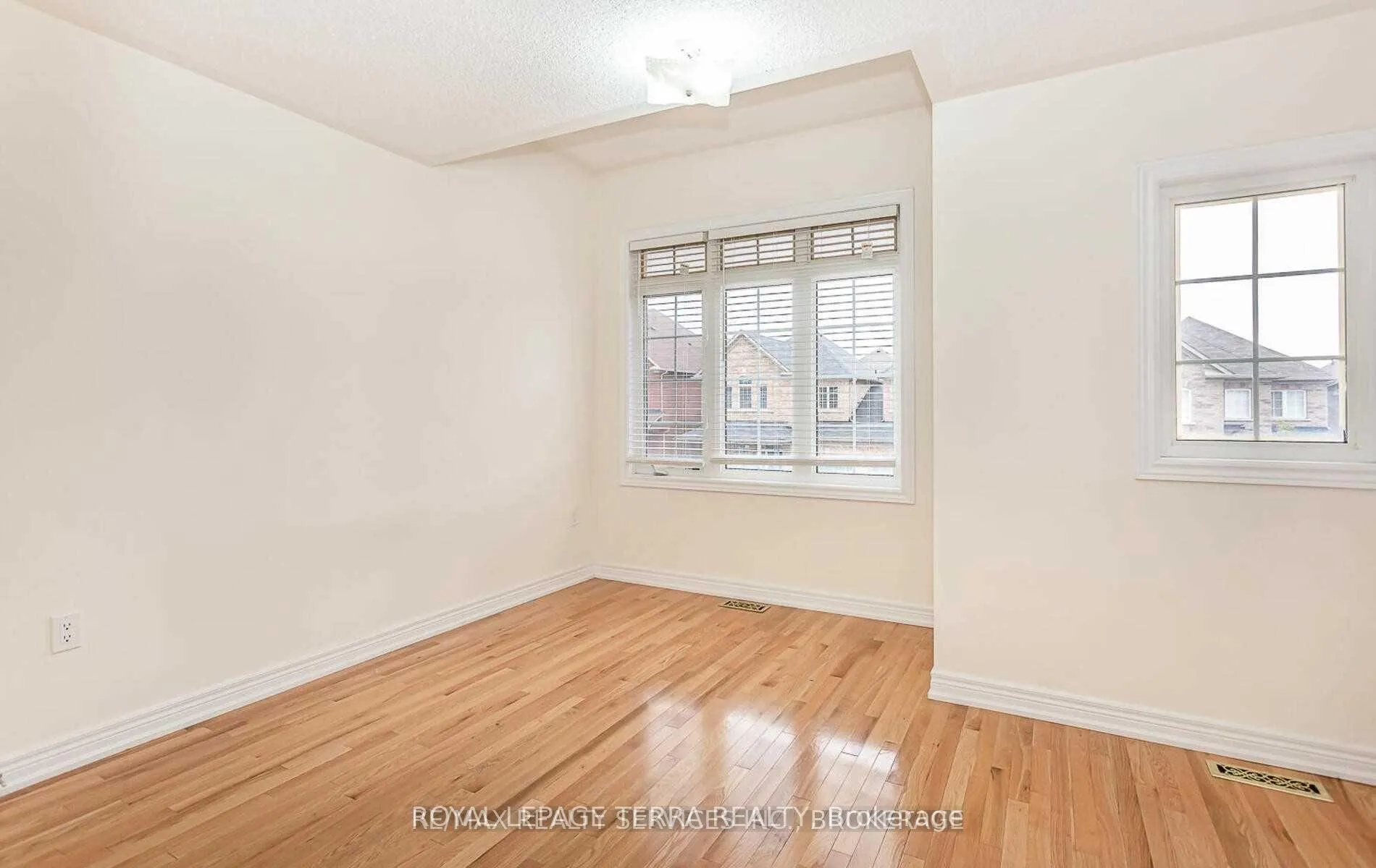 Photo 14 of 9 Chesterwood Crescent, Brampton, Credit Valley — HOMEH