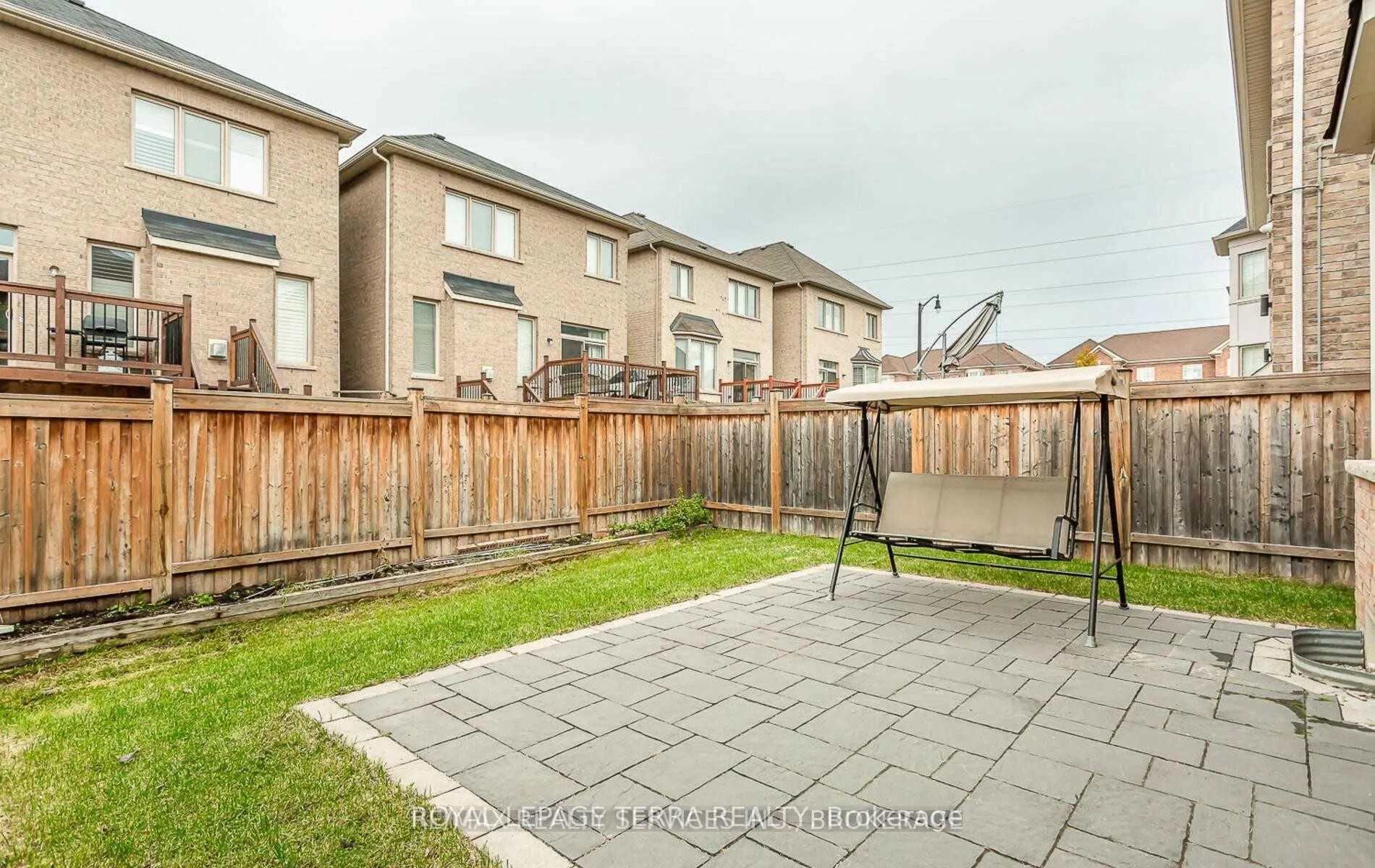 Photo 21 of 9 Chesterwood Crescent, Brampton, Credit Valley — HOMEH