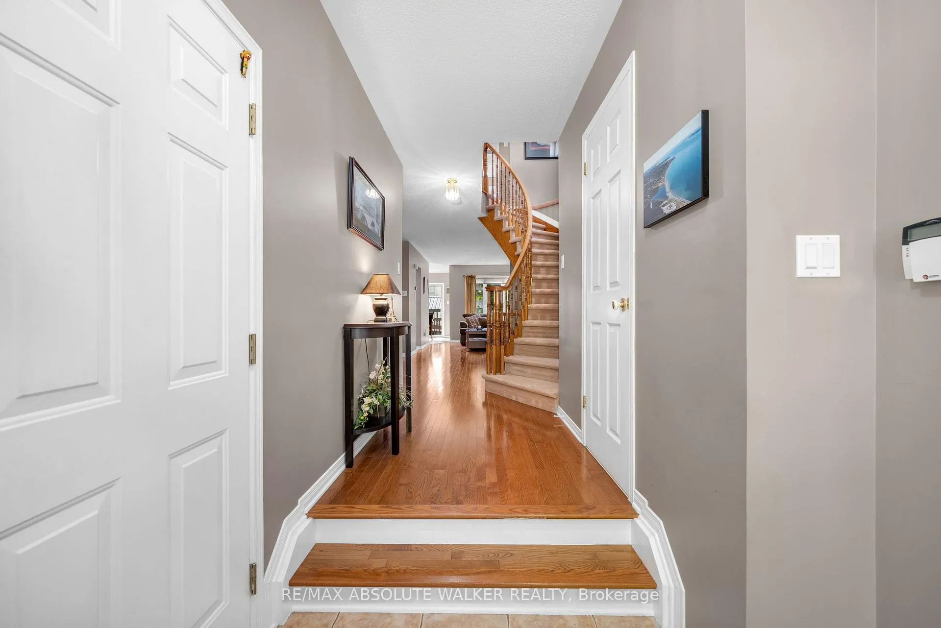 Photo 3 of 2010 Bergamot Circle, Ottawa, Springridge/East Village — HOMEH