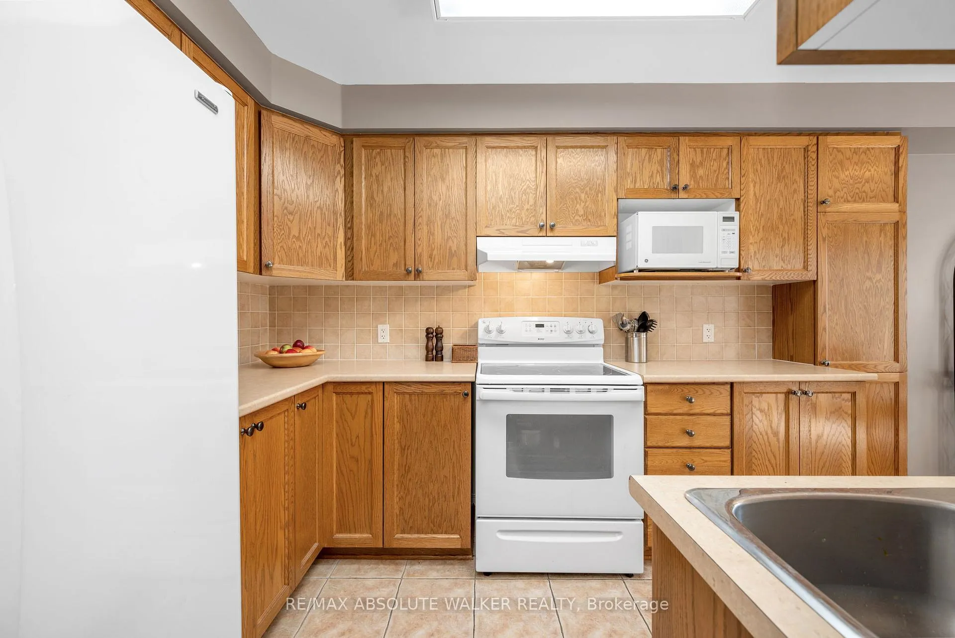 Photo 10 of 2010 Bergamot Circle, Ottawa, Springridge/East Village — HOMEH