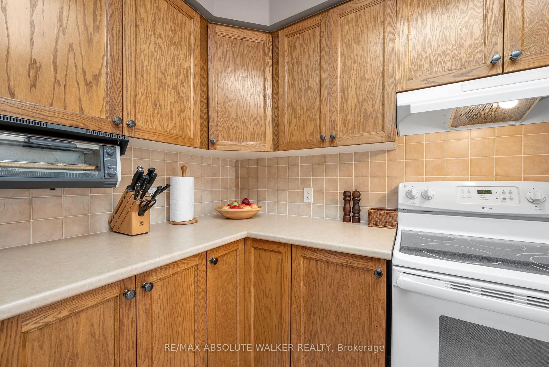 Photo 11 of 2010 Bergamot Circle, Ottawa, Springridge/East Village — HOMEH