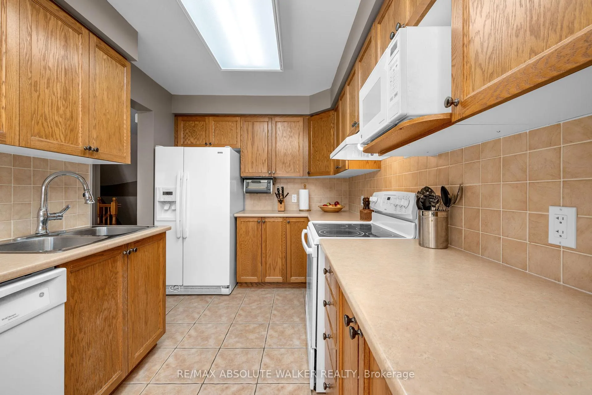 Photo 13 of 2010 Bergamot Circle, Ottawa, Springridge/East Village — HOMEH