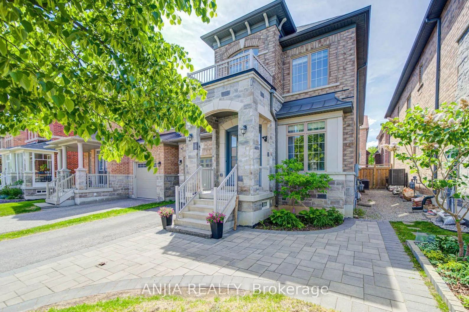Photo 2 of 17 Holst Avenue, Markham, Berczy — HOMEH