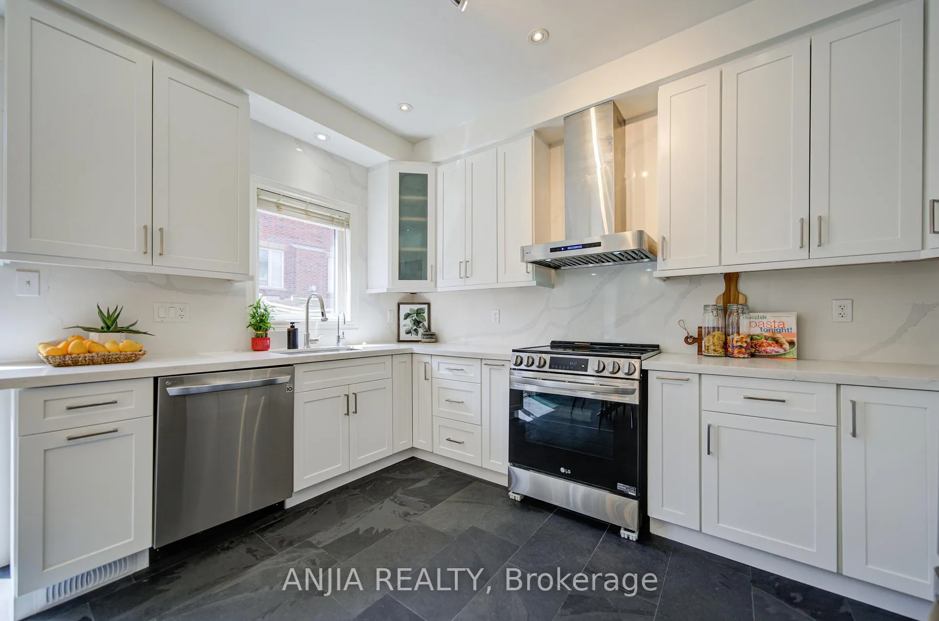 Photo 19 of 17 Holst Avenue, Markham, Berczy — HOMEH