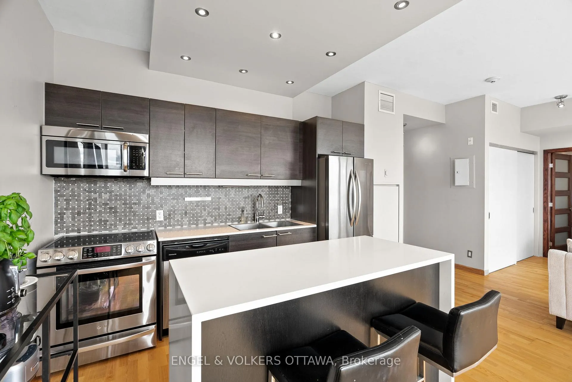 Photo 6 of Unit 823, 349 Mcleod Street, Ottawa, Ottawa Centre — HOMEH
