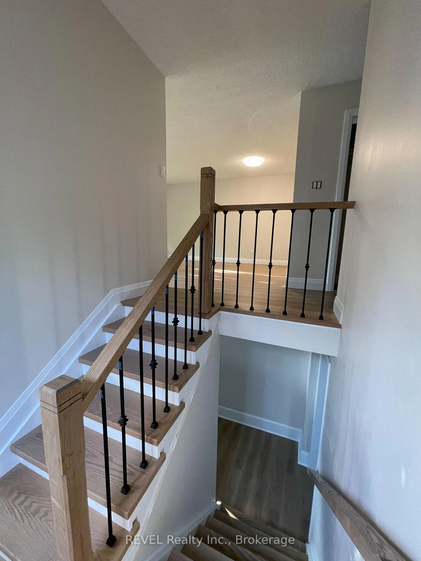 Photo 3 of 114 Bartlett Street, Thorold, Allanburg/Thorold South — HOMEH
