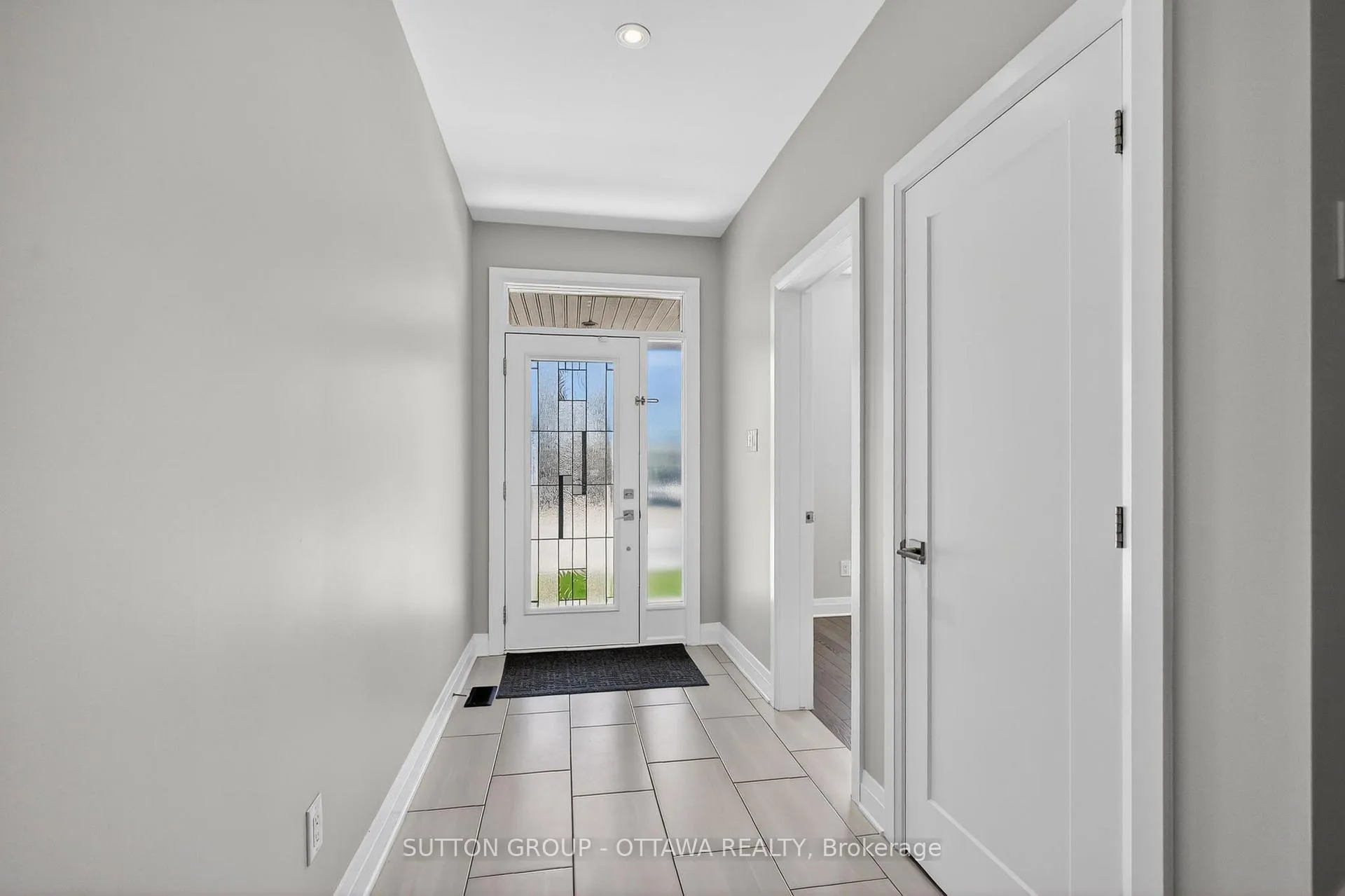 Photo 2 of 824 Contour Street, Ottawa, Mer Bleue/Bradley Estates/Anderson Park — HOMEH