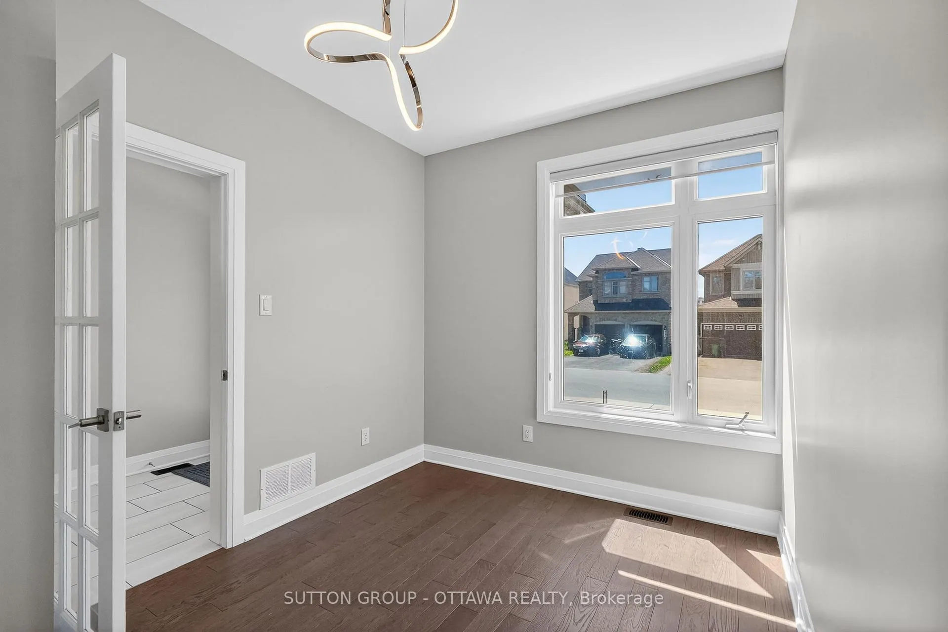 Photo 3 of 824 Contour Street, Ottawa, Mer Bleue/Bradley Estates/Anderson Park — HOMEH