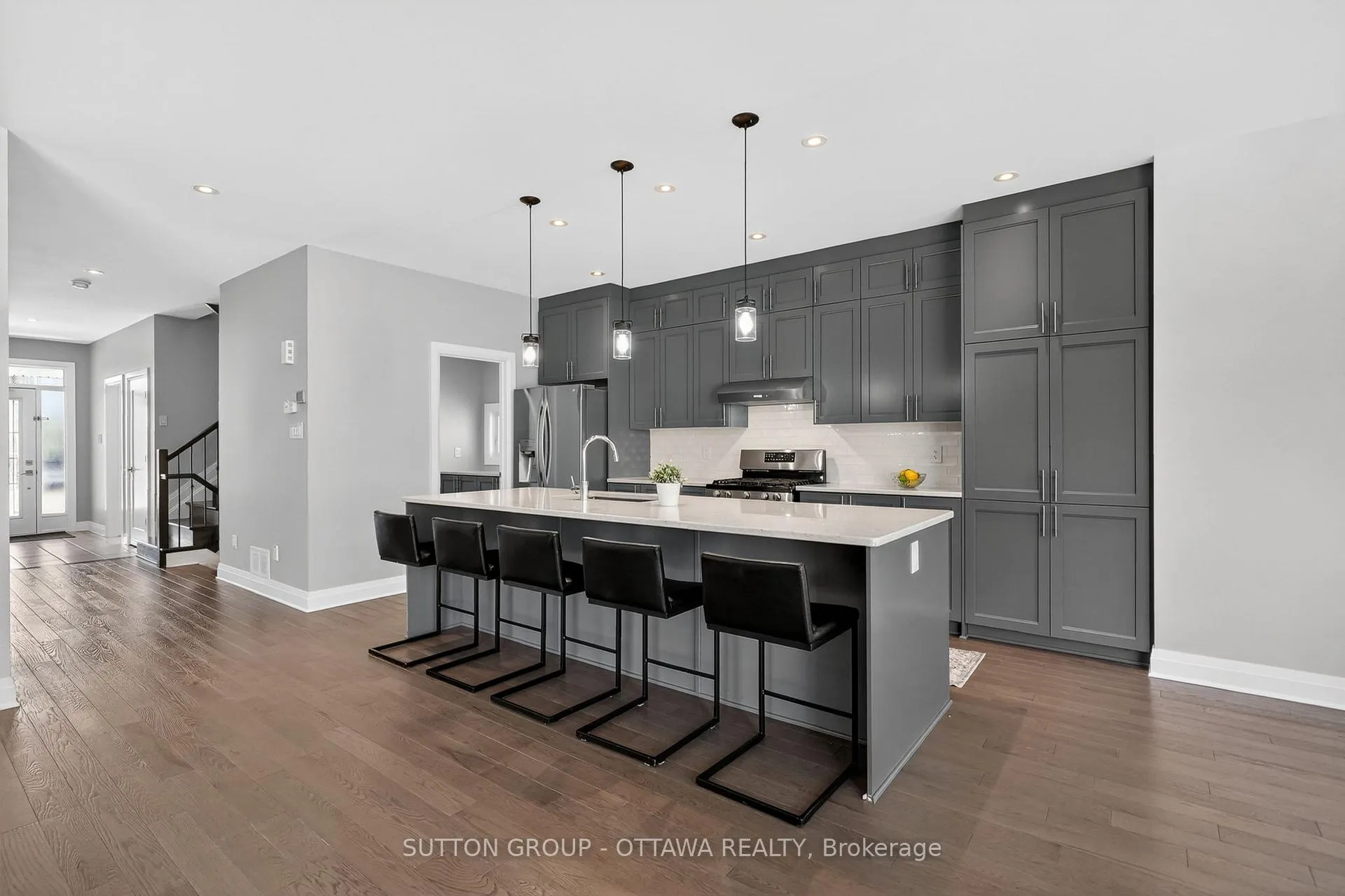 Photo 4 of 824 Contour Street, Ottawa, Mer Bleue/Bradley Estates/Anderson Park — HOMEH
