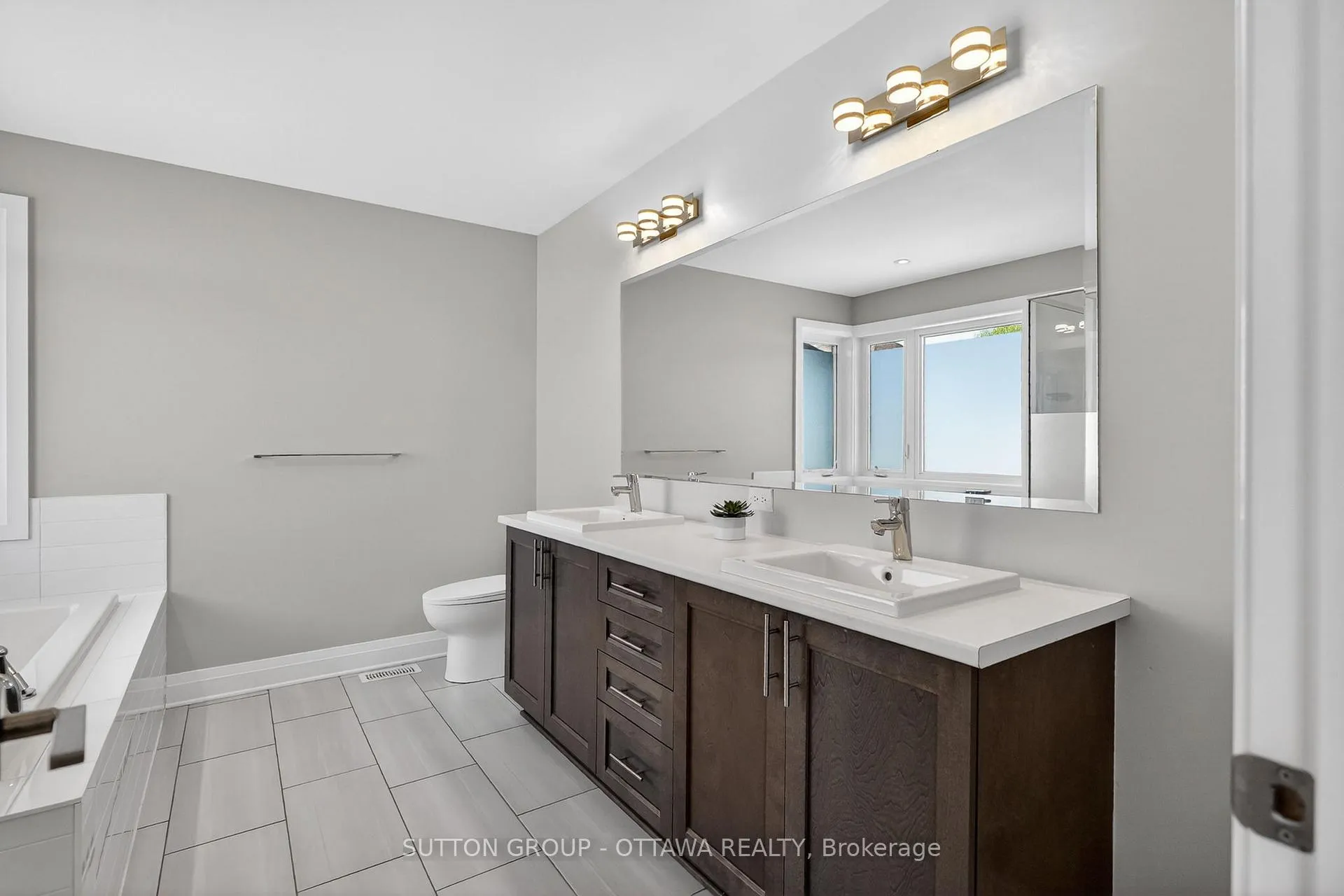 Photo 17 of 824 Contour Street, Ottawa, Mer Bleue/Bradley Estates/Anderson Park — HOMEH