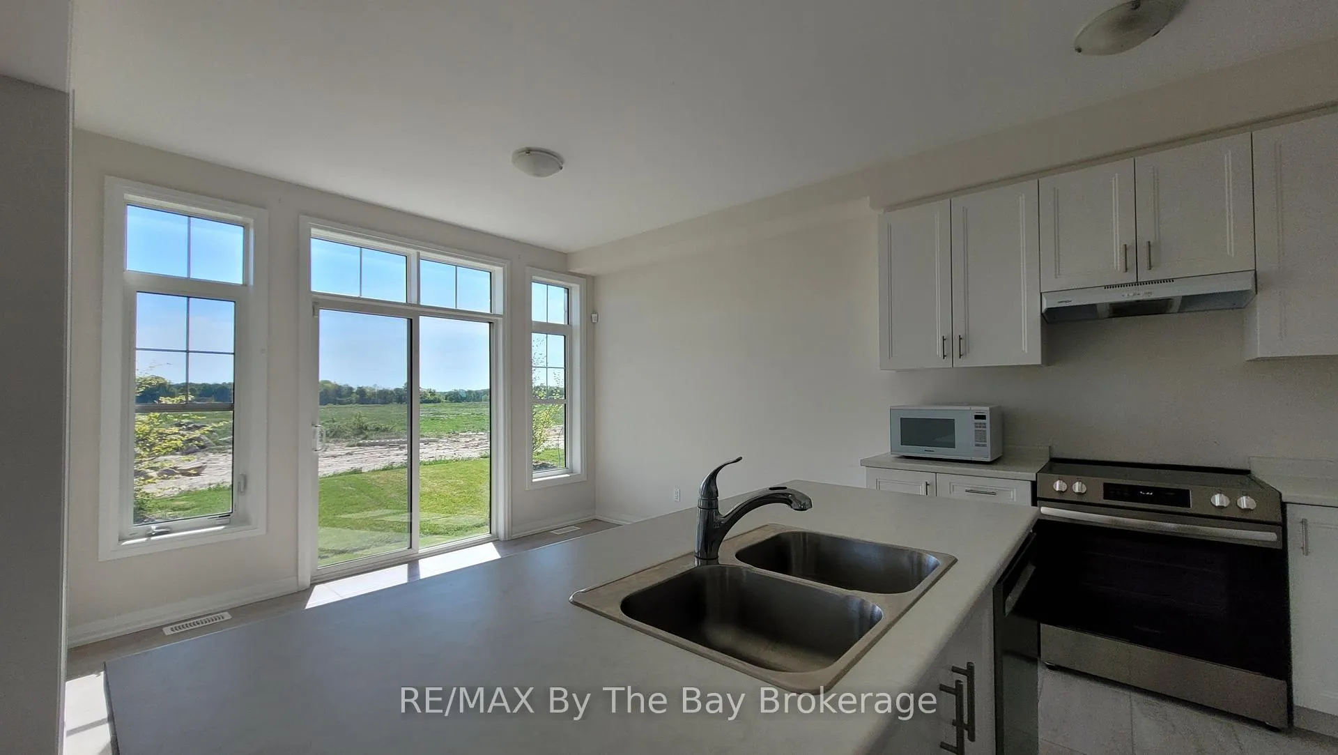 Photo 10 of 194 Union Boulevard, Wasaga Beach — HOMEH