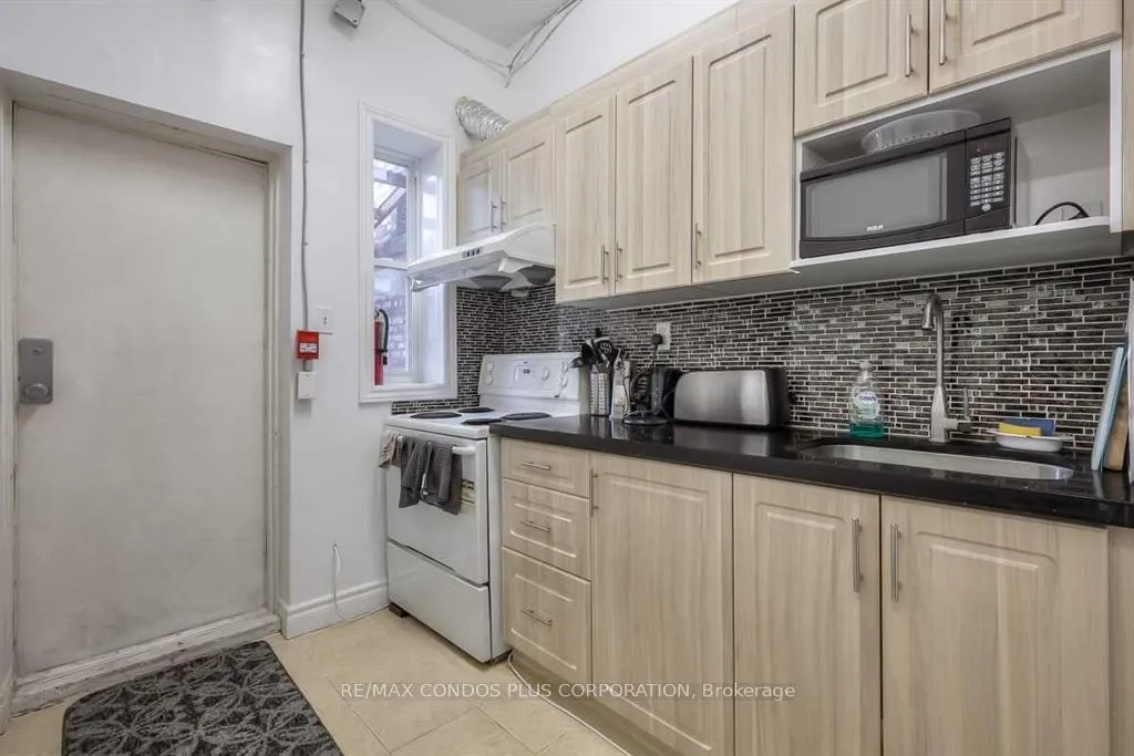 Photo 10 of Unit #B, 324 Spadina Avenue, Toronto, Kensington-Chinatown — HOMEH