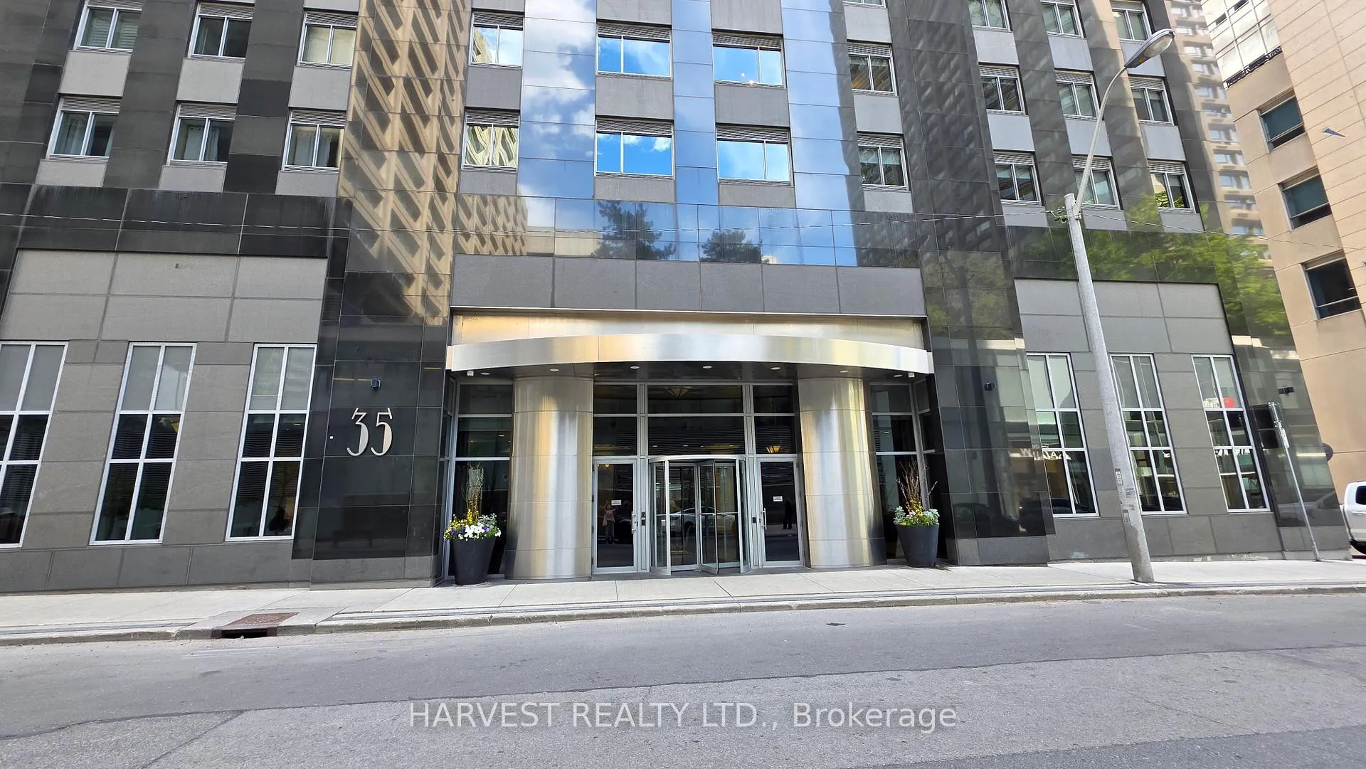 Front of Unit 1506, 35 Balmuto Street