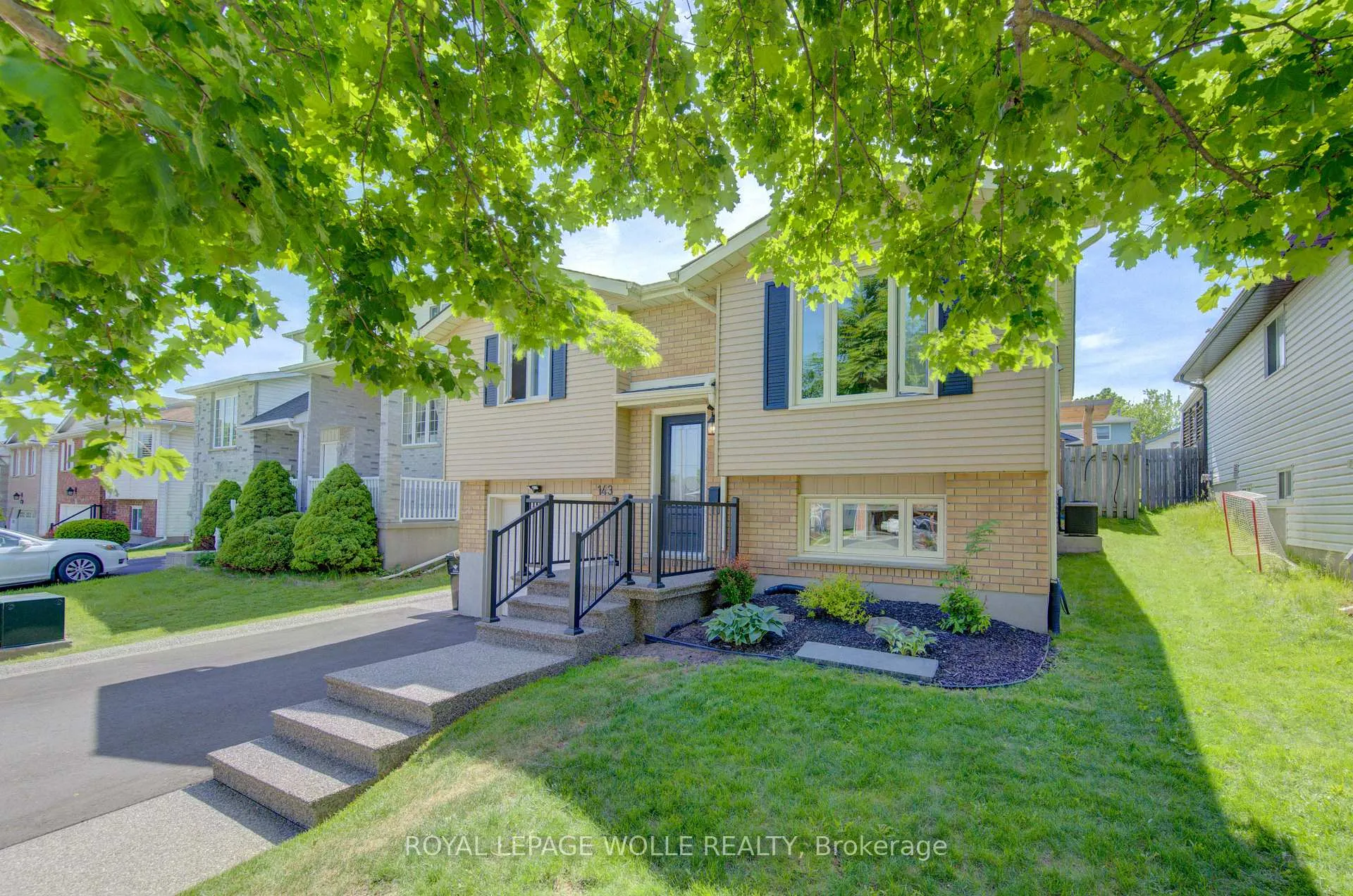 Photo 4 of 143 Dawn Crescent, Cambridge — HOMEH