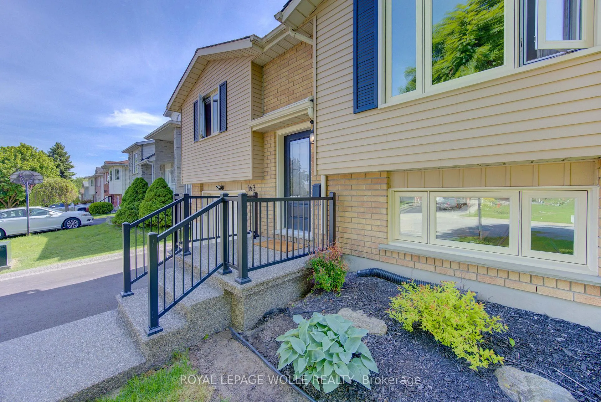 Photo 5 of 143 Dawn Crescent, Cambridge — HOMEH