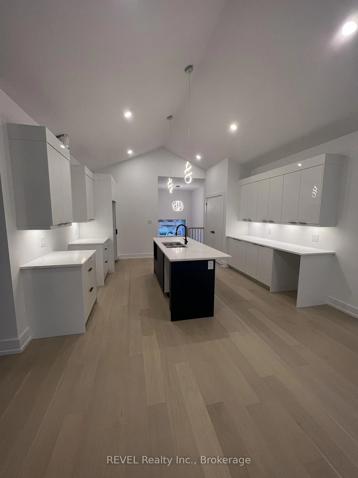 Photo 3 of Unit Upper, 6129 Curlin Crescent, Niagara Falls, Forestview — HOMEH