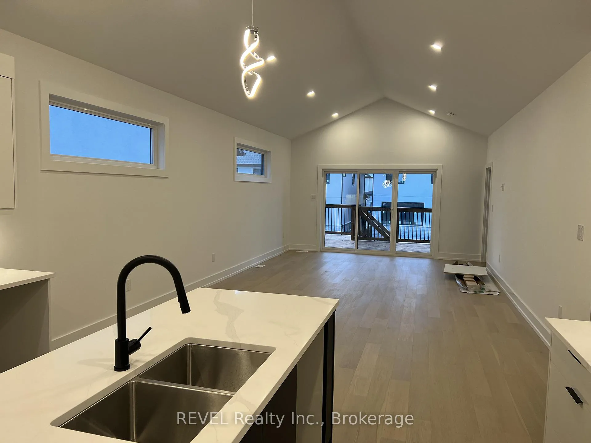 Photo 7 of Unit Upper, 6129 Curlin Crescent, Niagara Falls, Forestview — HOMEH