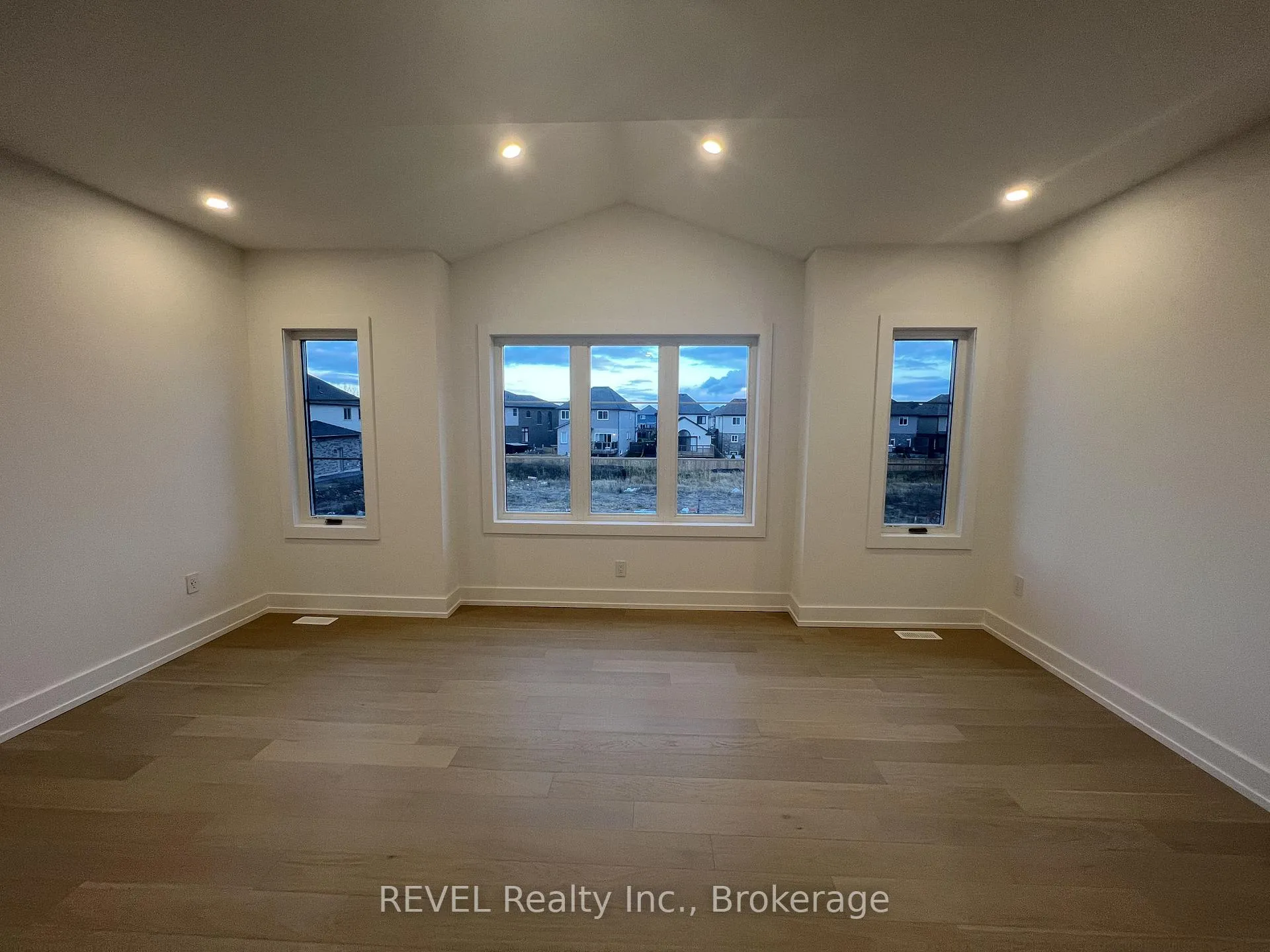 Photo 27 of Unit Upper, 6129 Curlin Crescent, Niagara Falls, Forestview — HOMEH