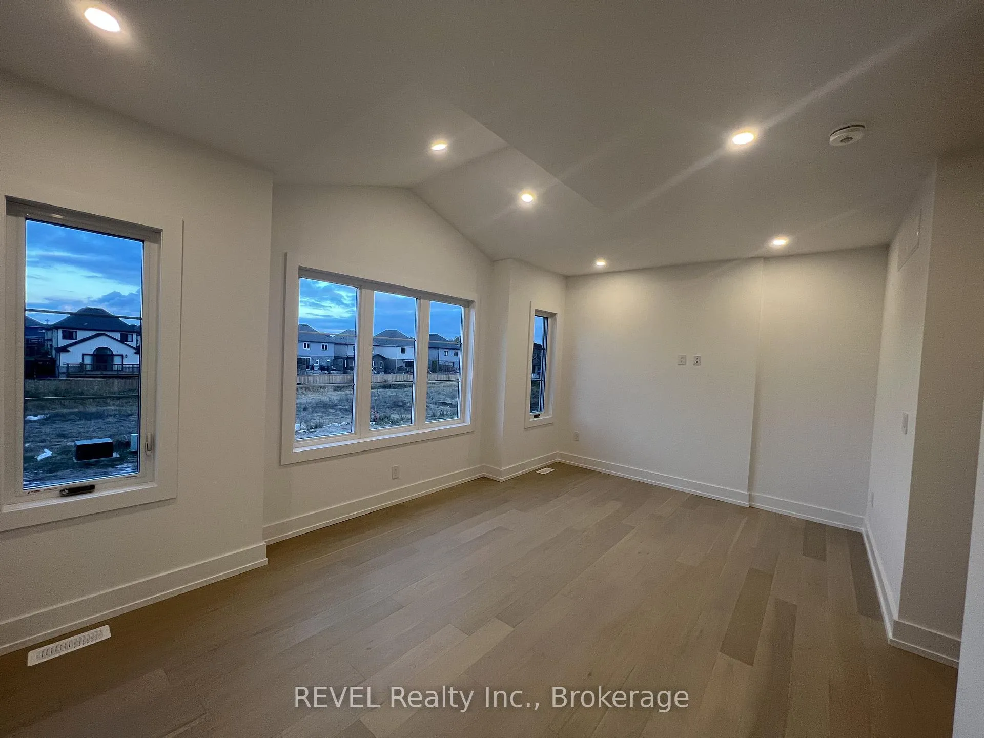 Photo 29 of Unit Upper, 6129 Curlin Crescent, Niagara Falls, Forestview — HOMEH