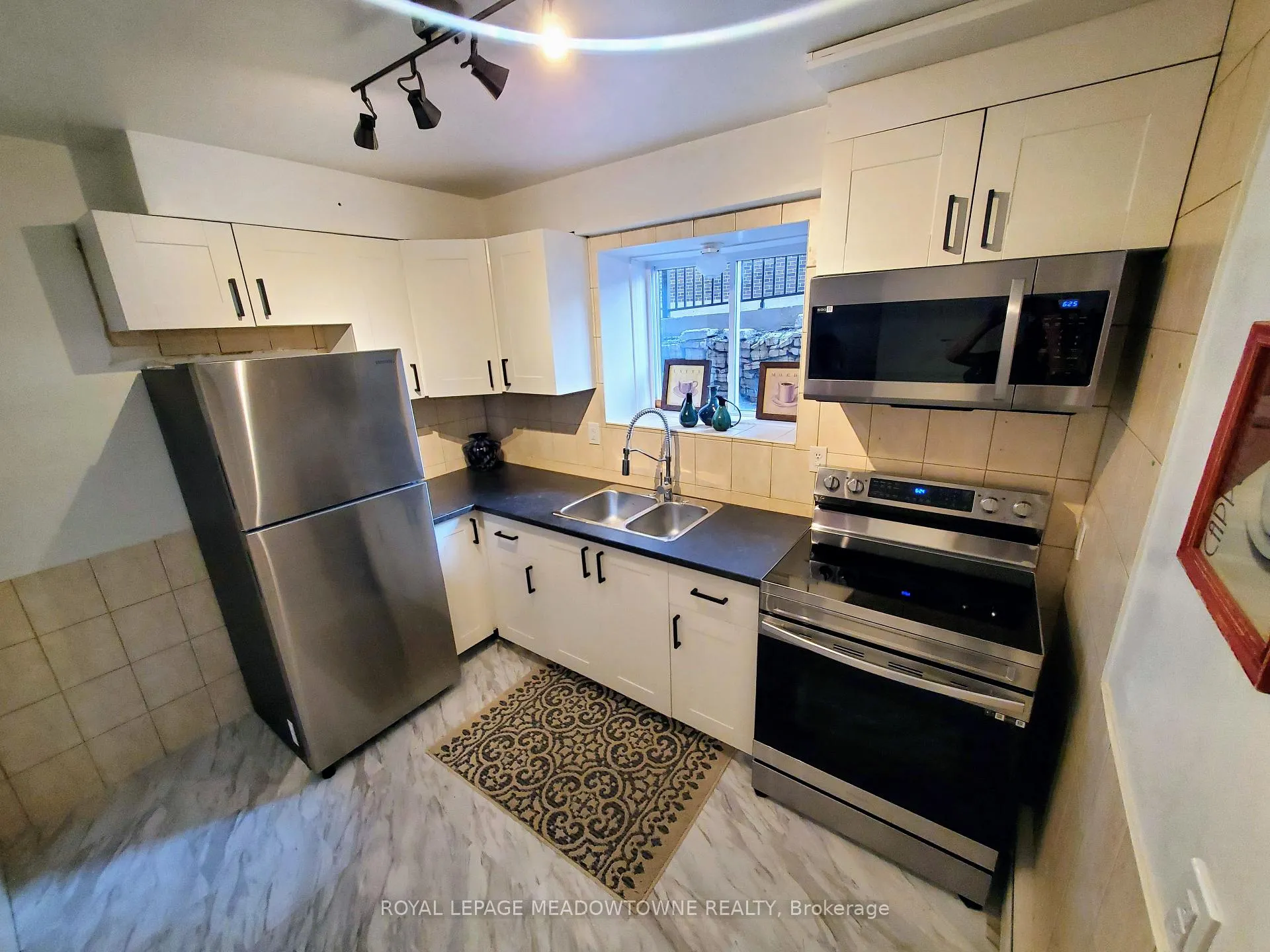 Photo 4 of Unit 2, 981 Mohawk Road E, Hamilton, Huntington — HOMEH