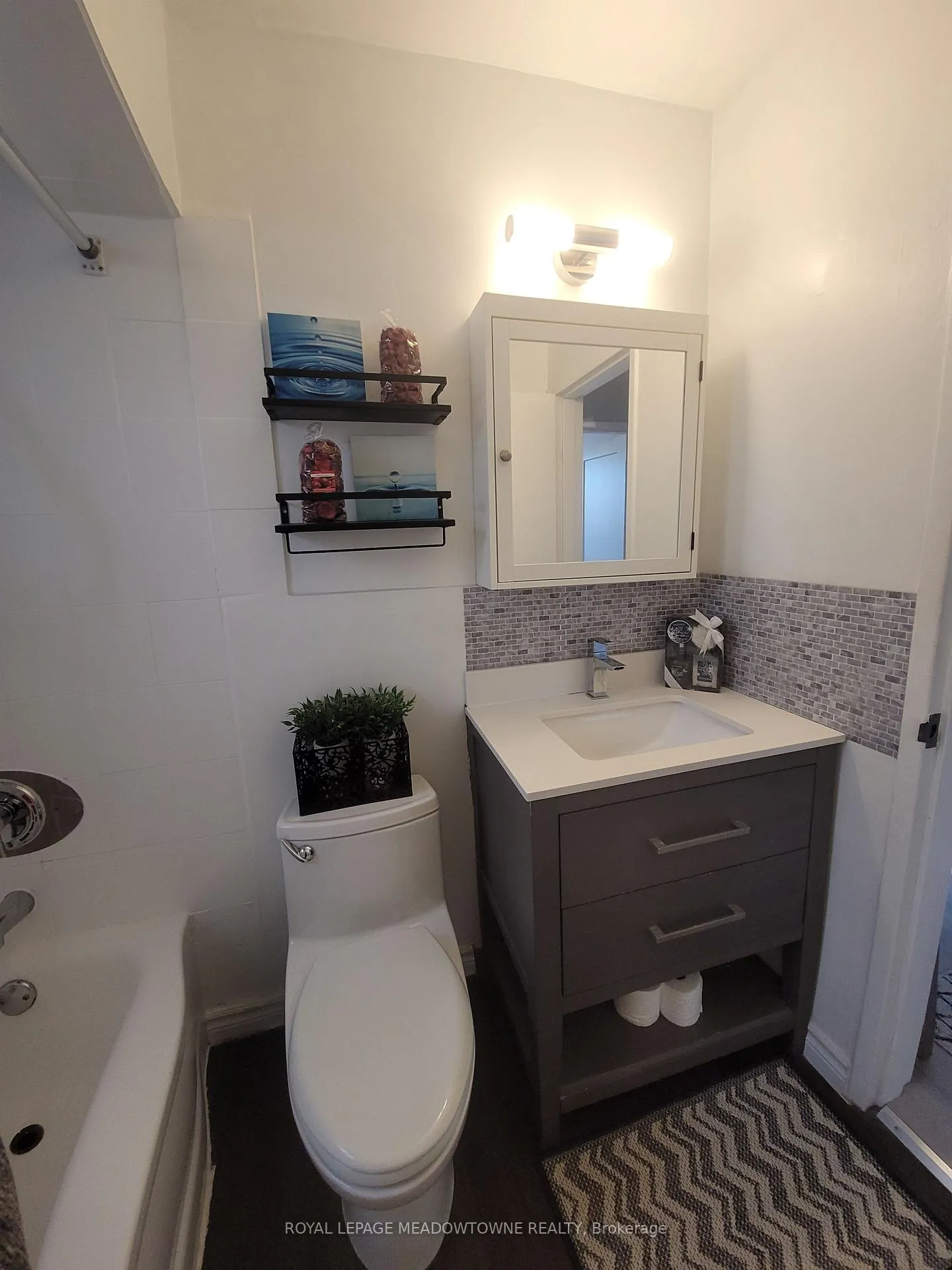 Photo 13 of Unit 2, 981 Mohawk Road E, Hamilton, Huntington — HOMEH