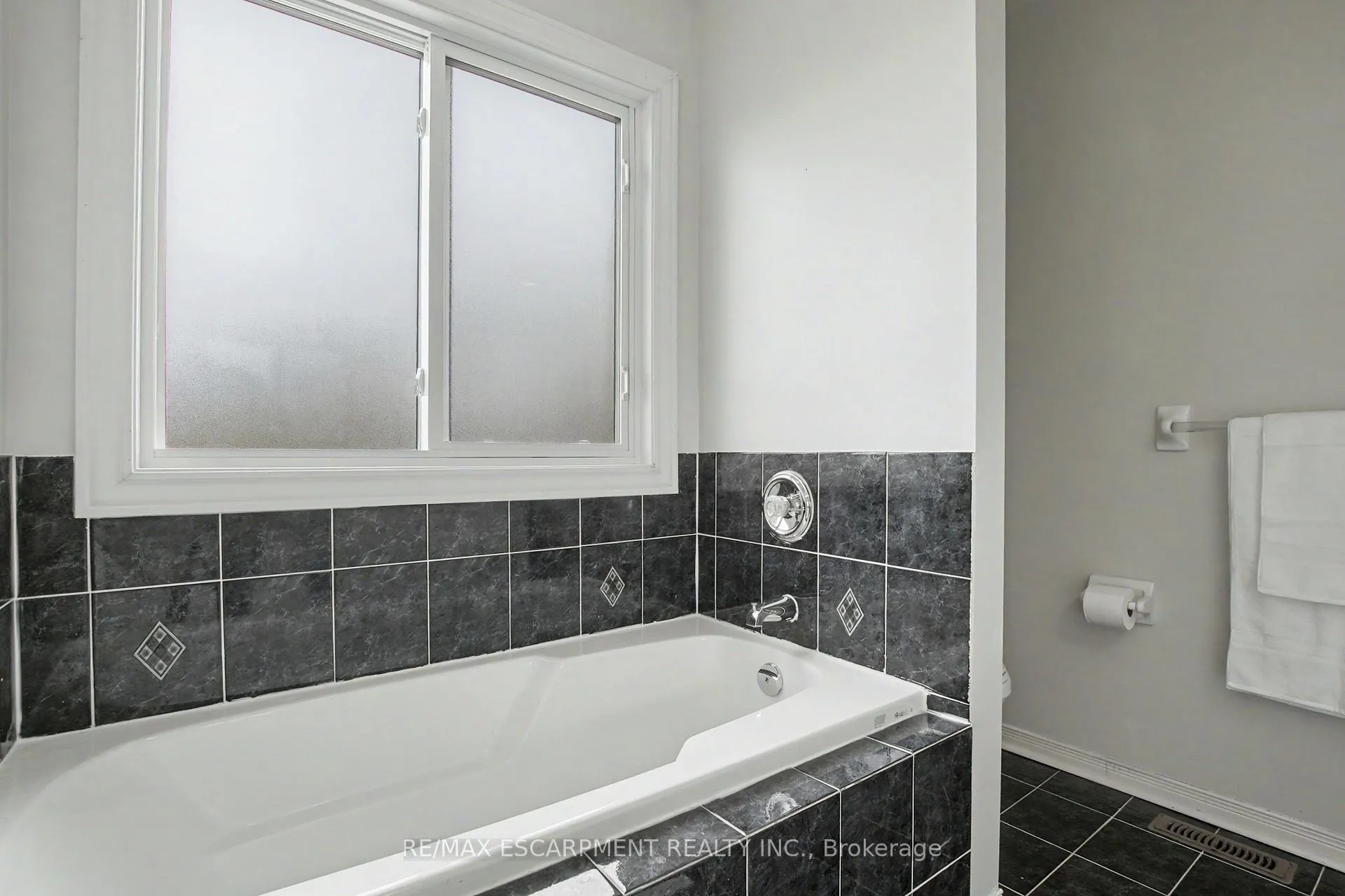 Photo 19 of 236 Fitzgerald Crescent, Milton, Dempsey — HOMEH