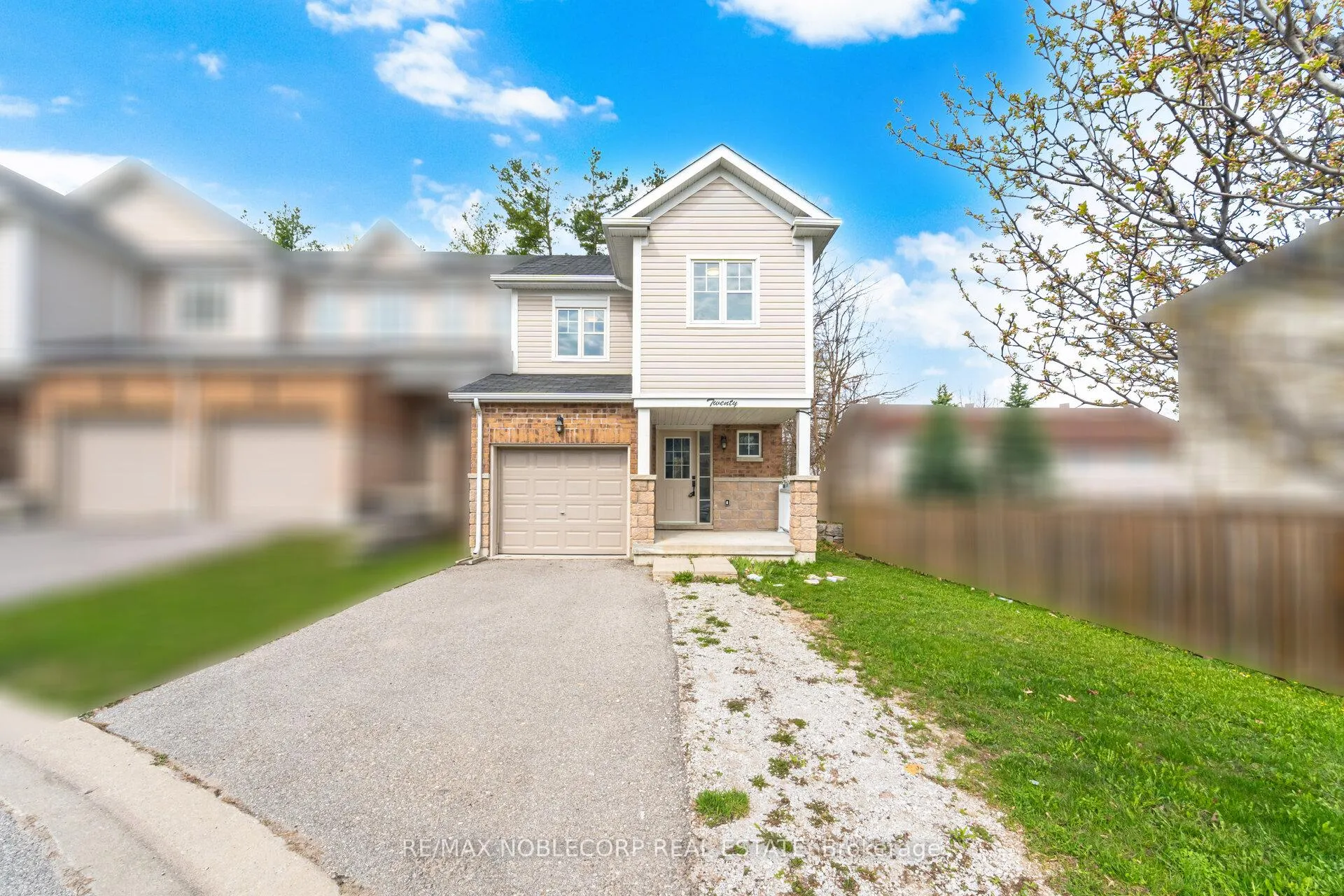 Photo 2 of 20 Peartree Court, Barrie, Allandale Heights — HOMEH