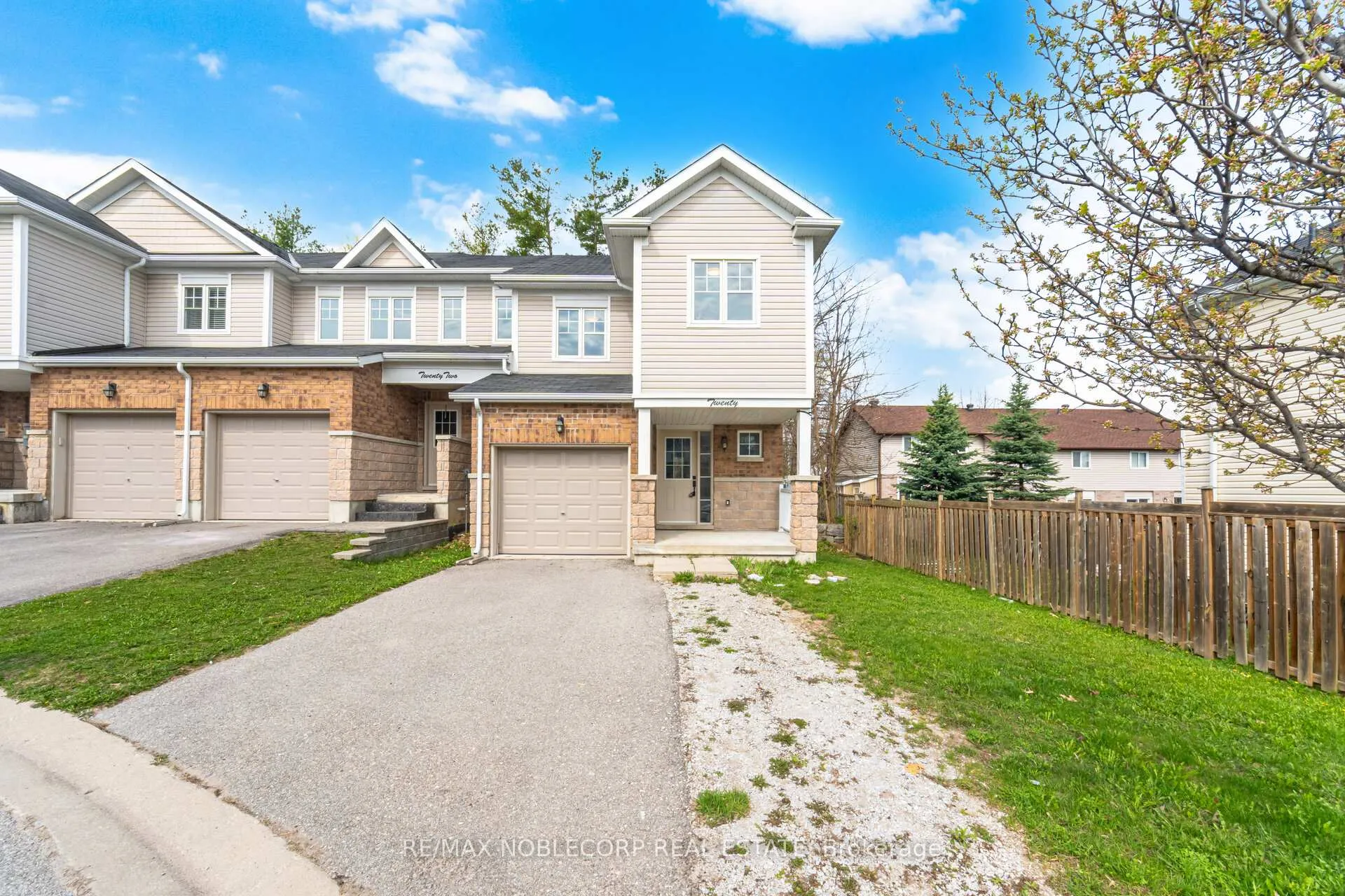 Photo 3 of 20 Peartree Court, Barrie, Allandale Heights — HOMEH