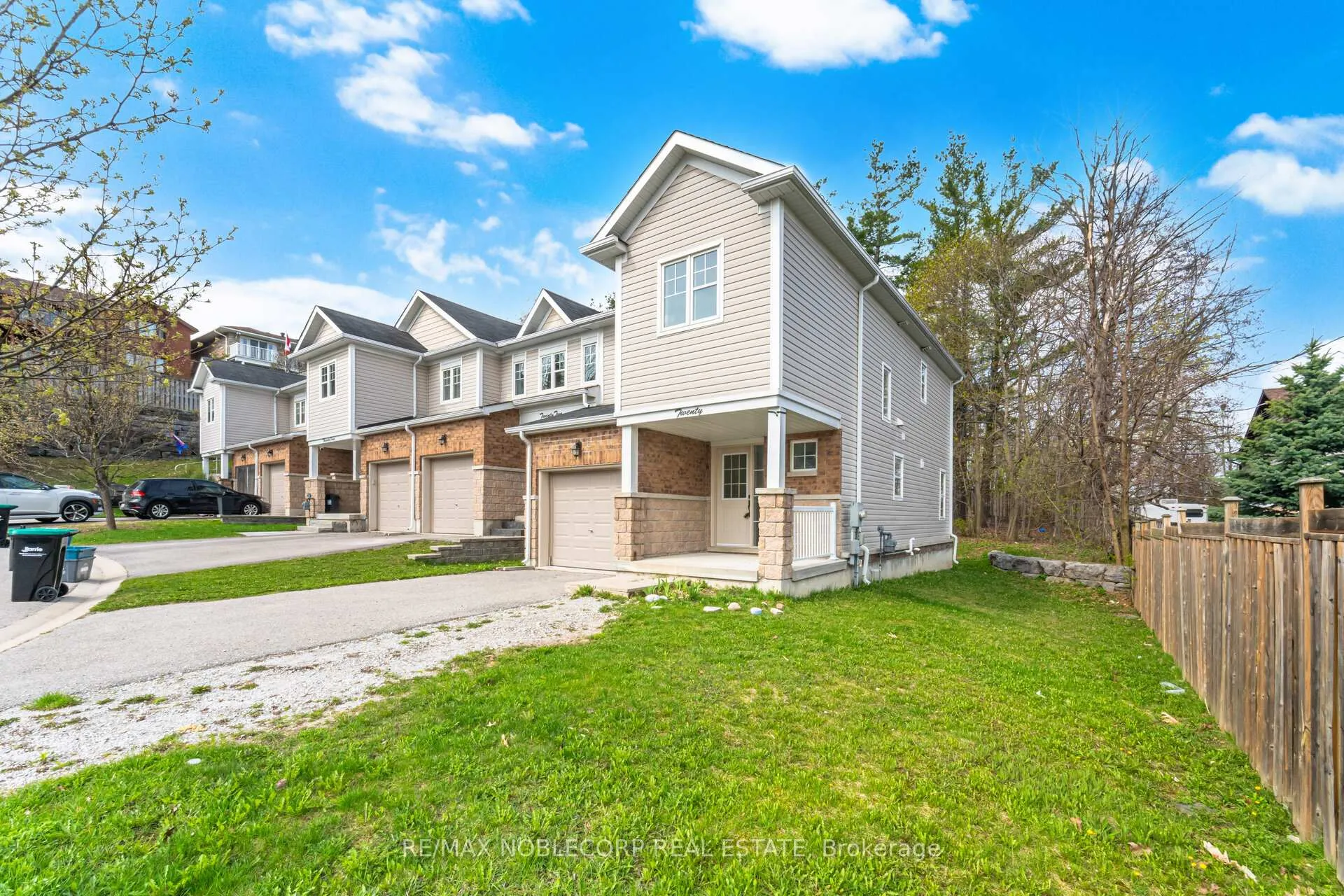 Photo 4 of 20 Peartree Court, Barrie, Allandale Heights — HOMEH