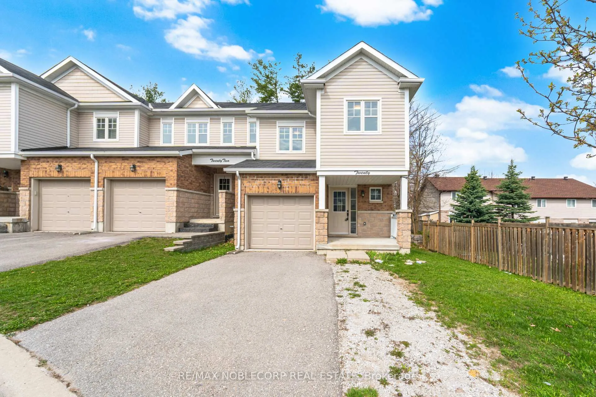 Photo 5 of 20 Peartree Court, Barrie, Allandale Heights — HOMEH