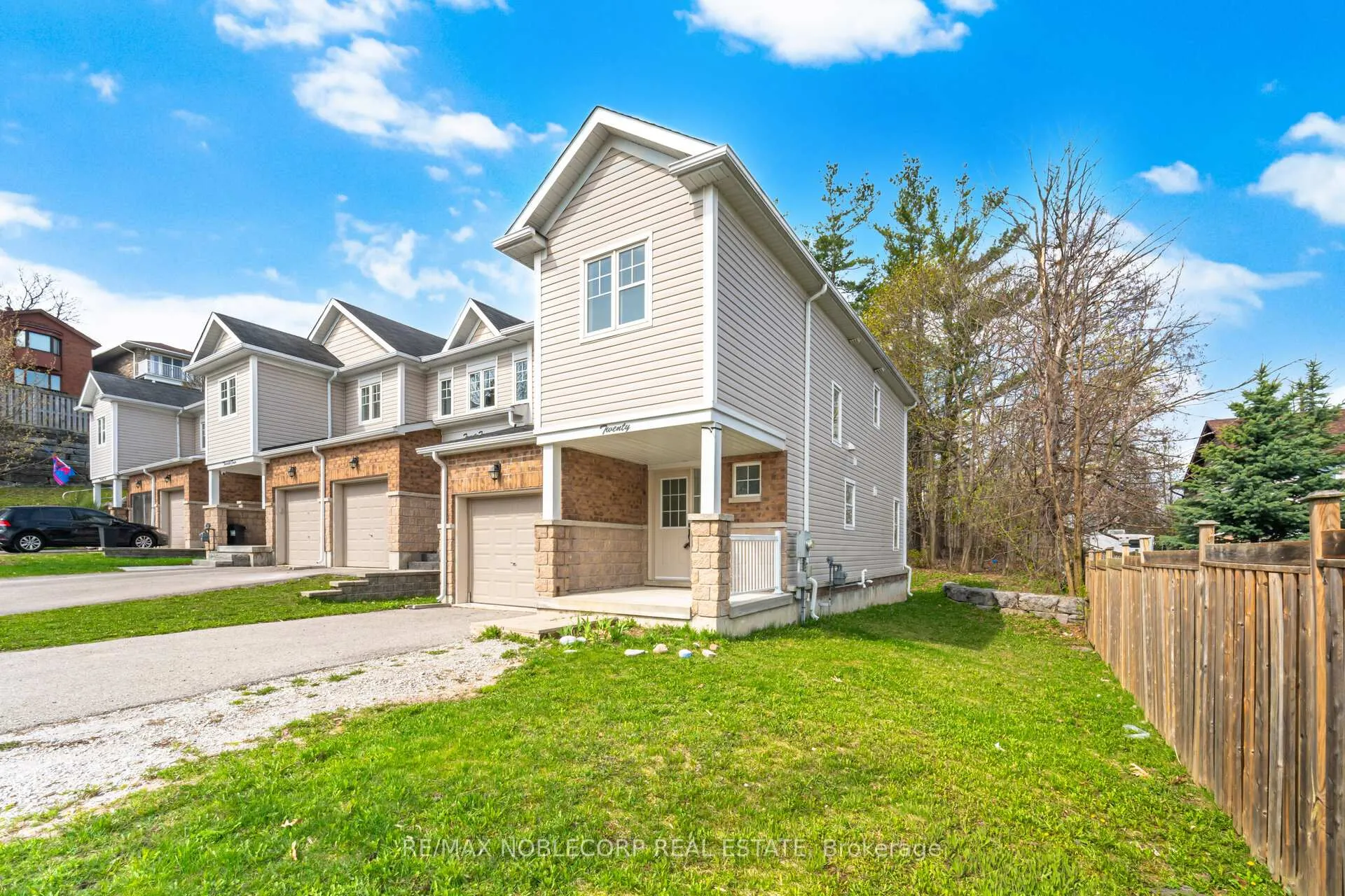 Photo 6 of 20 Peartree Court, Barrie, Allandale Heights — HOMEH