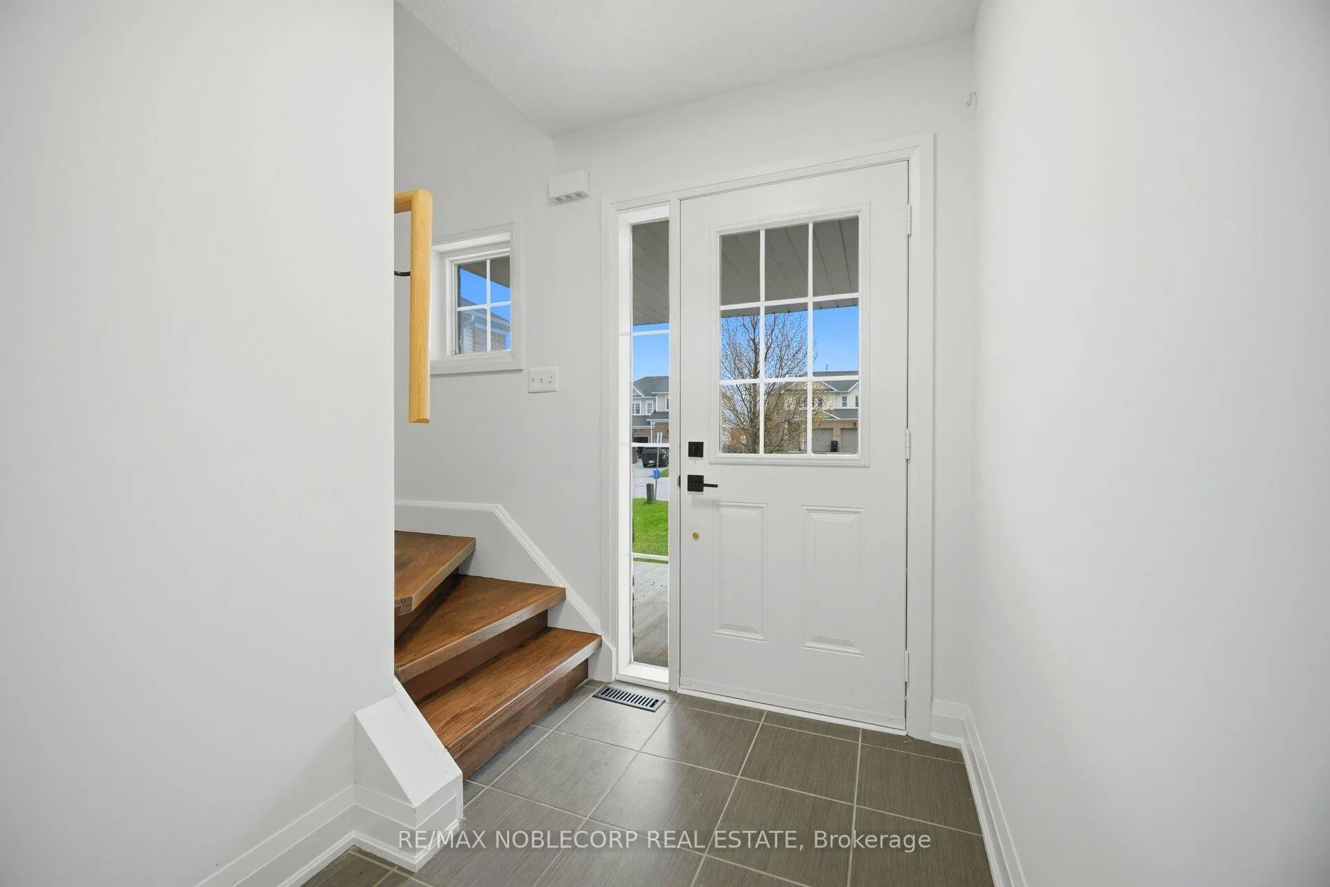 Photo 8 of 20 Peartree Court, Barrie, Allandale Heights — HOMEH